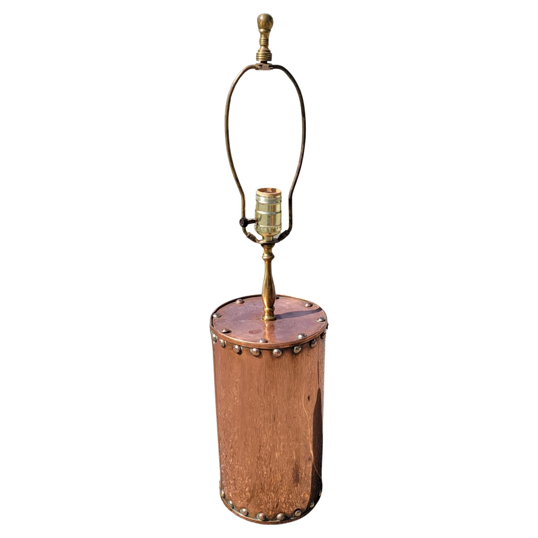 Ferronnerie Lampe de table à tambour Arts and Crafts américain en cuivre et à tête de clou en vente