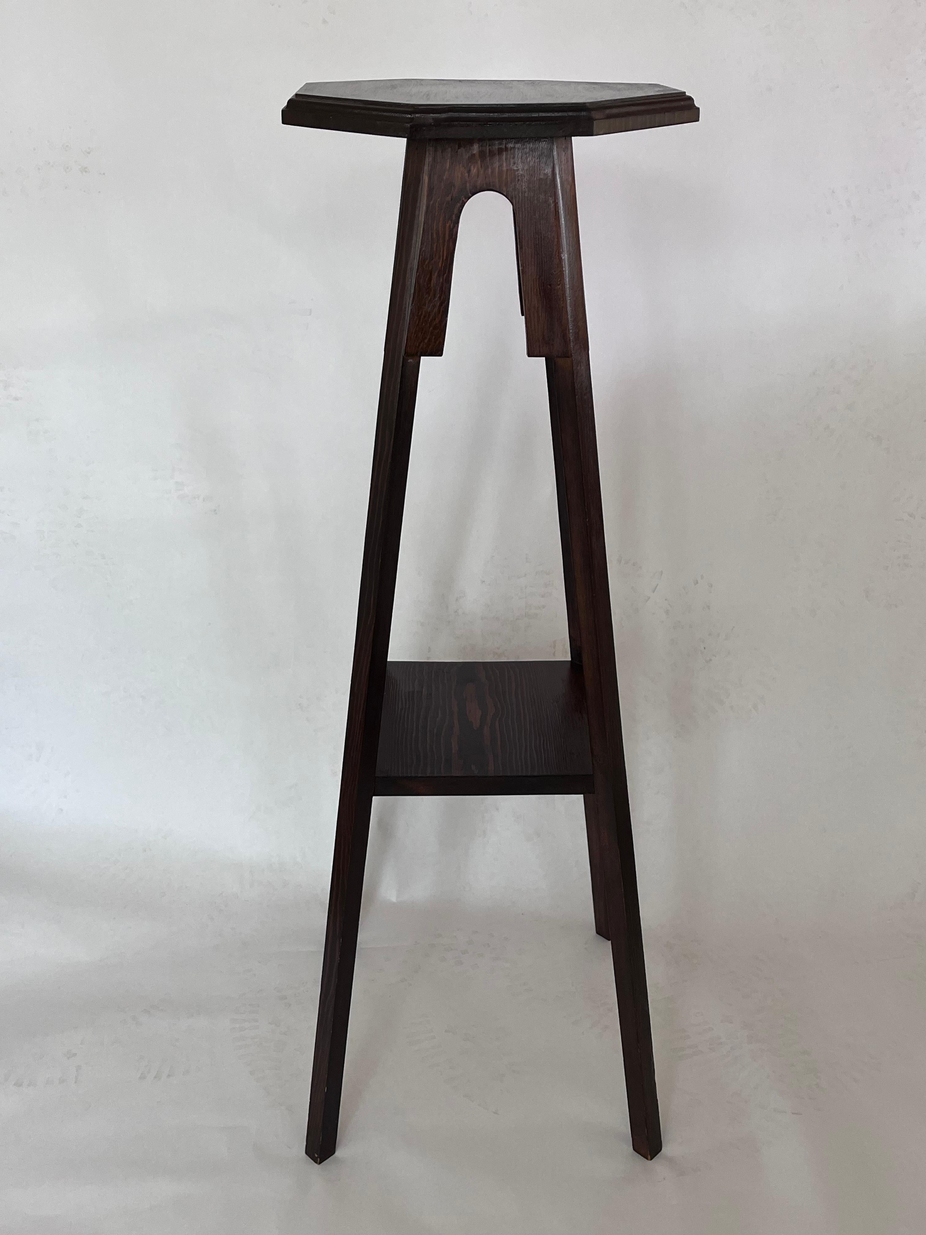 This elegant early 20th-century Pennsylvania Arts and Crafts tall plant stand or guéridon features a beautifully shaped octagonal top supported by four splayed legs. Crafted with classic Arts and Crafts sensibilities, the upper portions of the legs