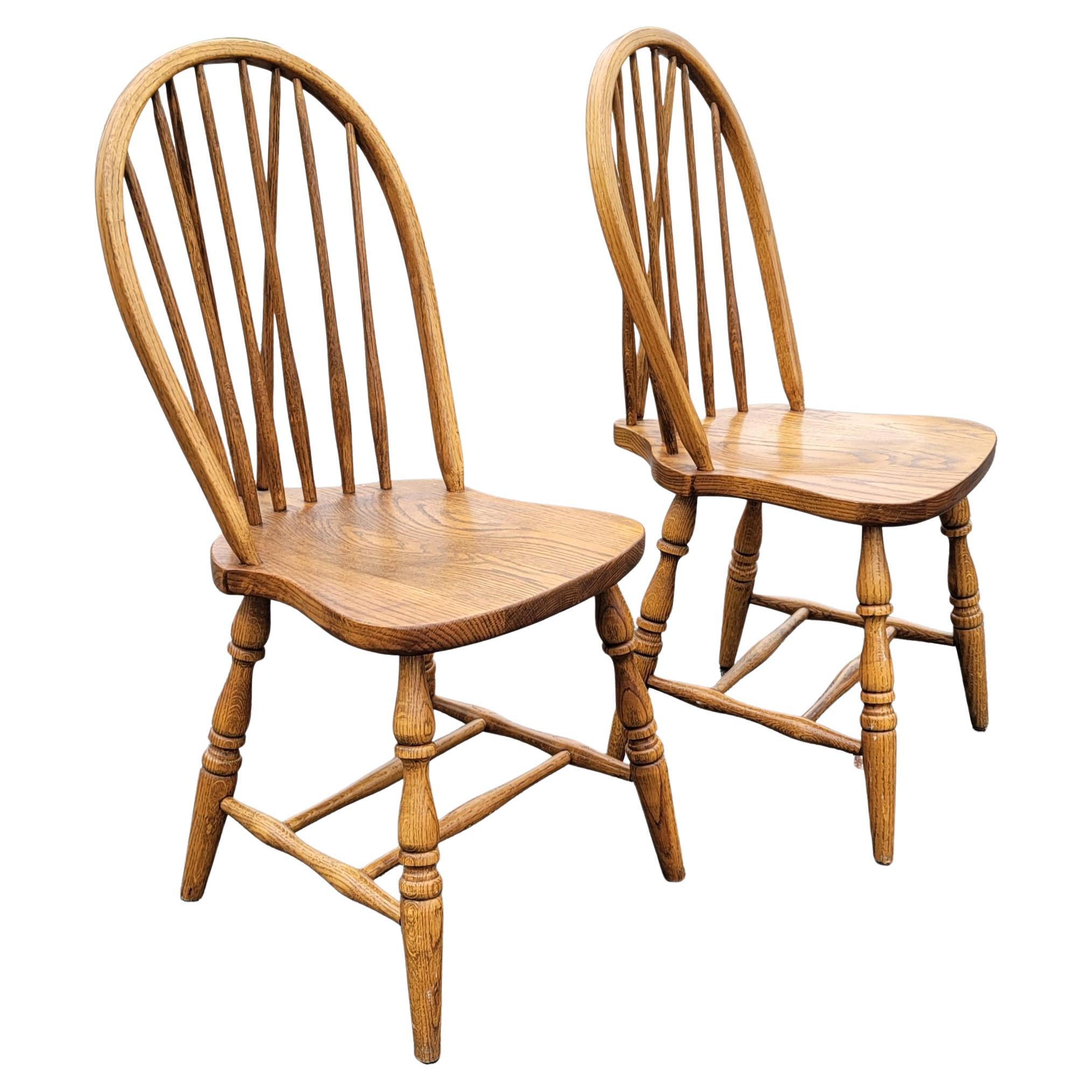 Arts and Crafts Paire de chaises Windsor en chêne de style Arts & Crafts américain en vente