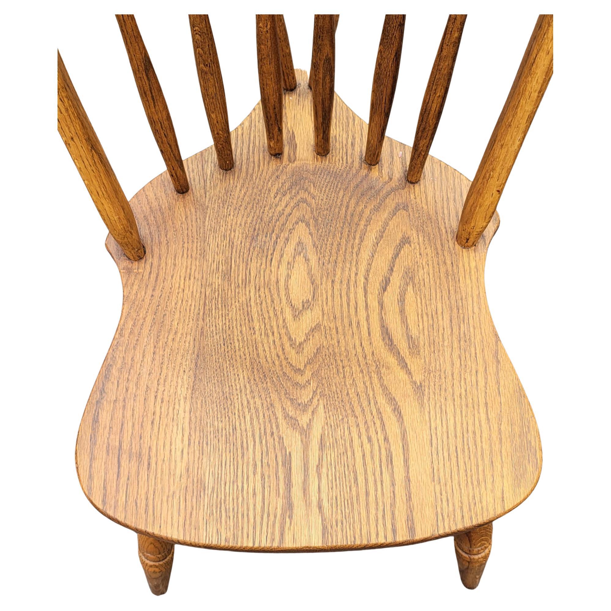 Amerikanische Arts and Crafts- Windsor-Stühle aus Eichenholz mit Fiddleback, Paar (amerikanisch) im Angebot