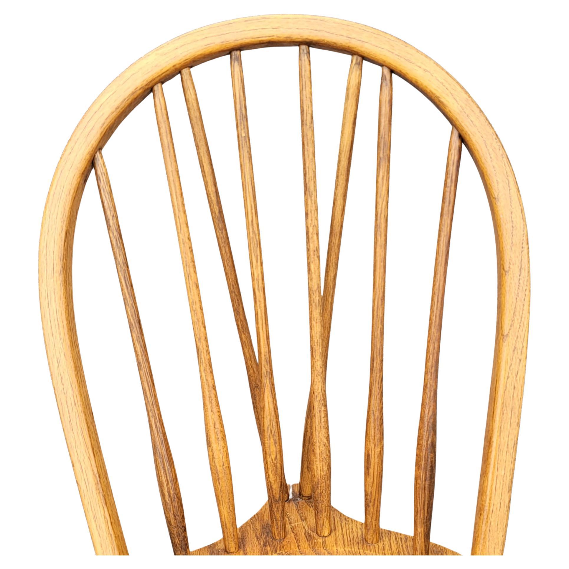 Amerikanische Arts and Crafts- Windsor-Stühle aus Eichenholz mit Fiddleback, Paar im Zustand „Gut“ im Angebot in Germantown, MD