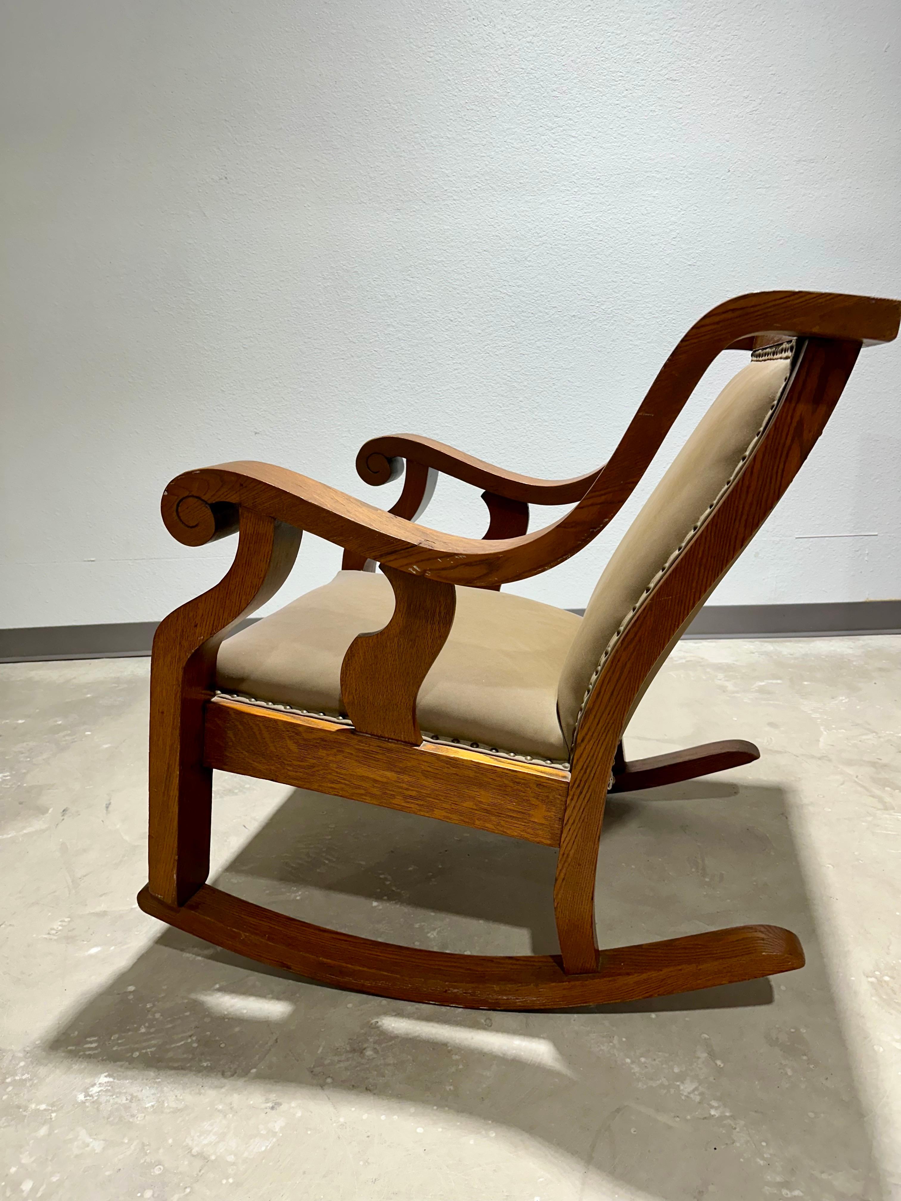 American Arts and Crafts Oak Rocking and Armchair Pair In Fair Condition In Lutz, FL