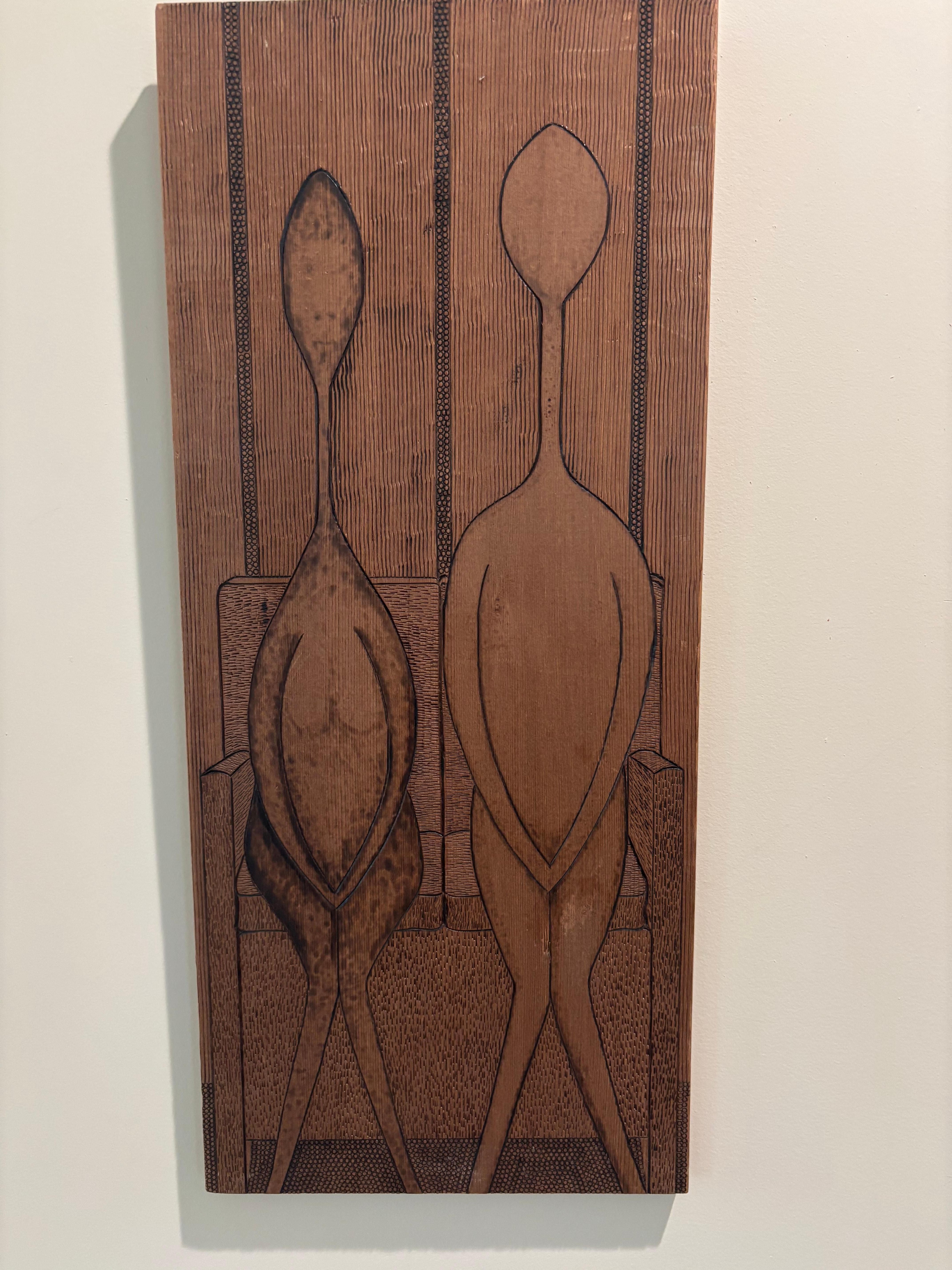 Eine ungewöhnliche, geschickte Darstellung eines Mannes und einer Frau, die zusammen auf einer gepolsterten Bank sitzen.   feine Mitte des Jahrhunderts Kunst und Handwerk Pyrographie Stil Porträt. 
Attraktive zeitgenössische Handwerkskunst aus der