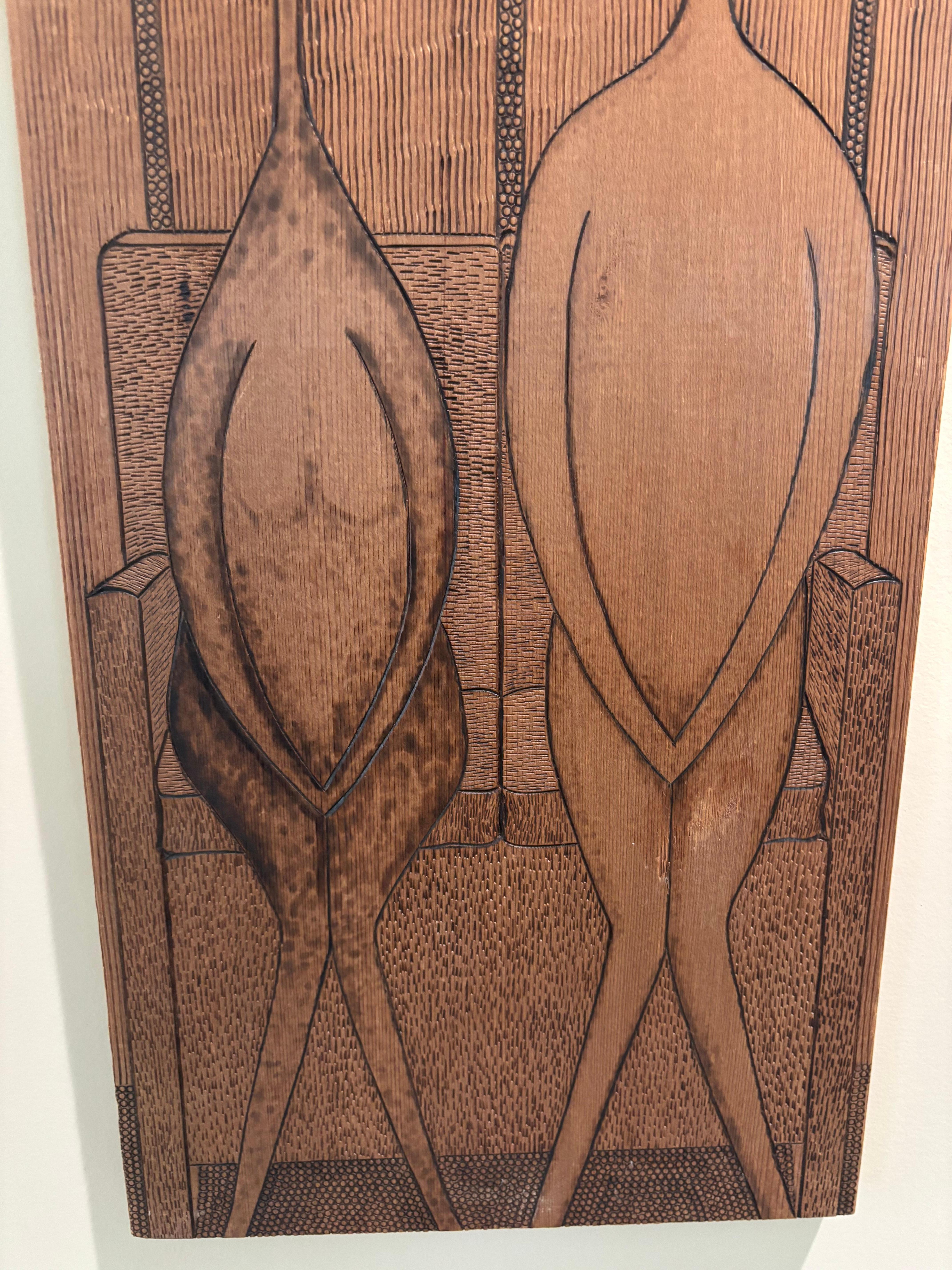 Amerikanische Kunst und Handwerk Pyrographie Männlich und Weiblich , Signiert (Handgeschnitzt) im Angebot