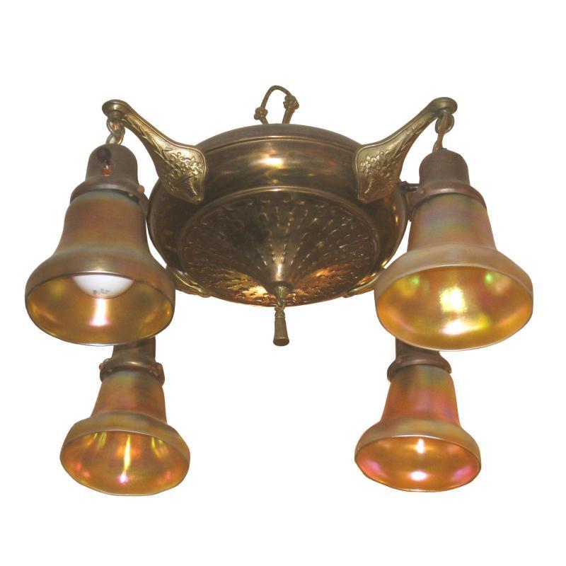 Amerikanischer Kronleuchter im Arts and Crafts-Stil aus schillerndem Glas und Bronze mit 4 Lichtern