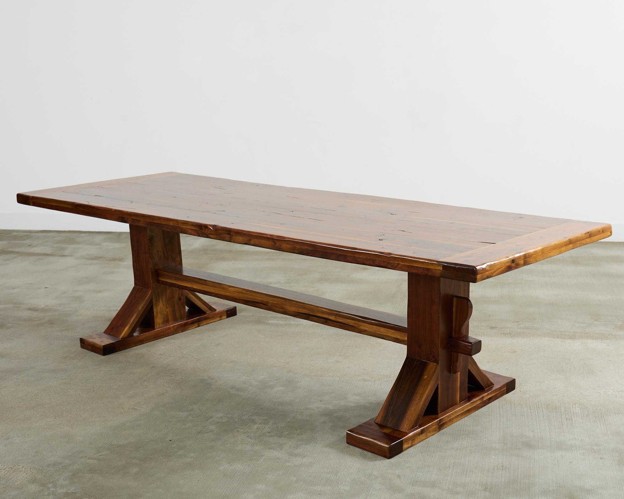 Table de salle à manger à tréteaux en noyer de style Arts and Crafts américain en vente 11