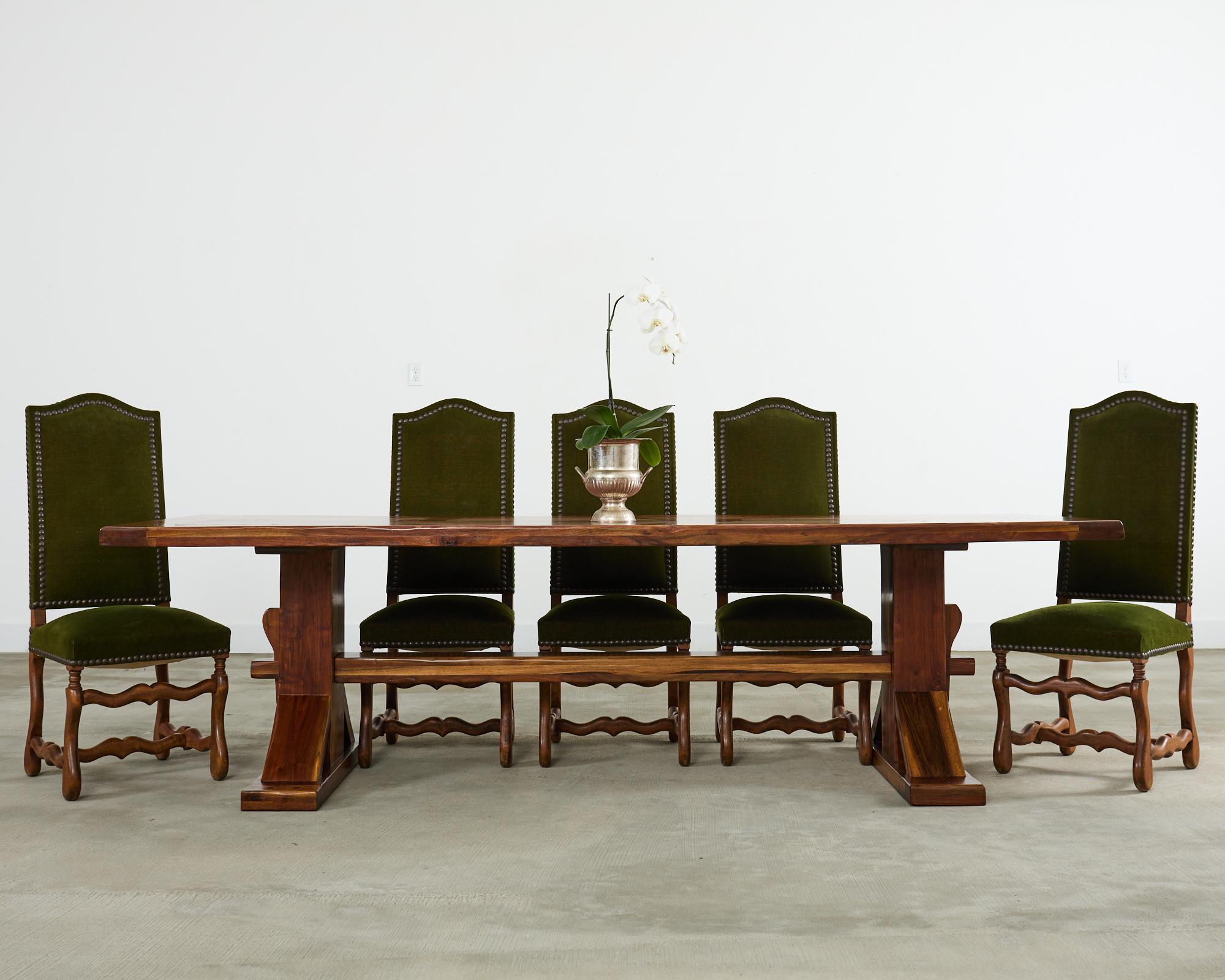 Substantielle table de salle à manger de campagne fabriquée à partir de bois massifs de noyer américain. La table est dotée d'un plateau en planches de 2 pouces d'épaisseur avec des extrémités en planche à pain et une menuiserie à chevilles en bois.