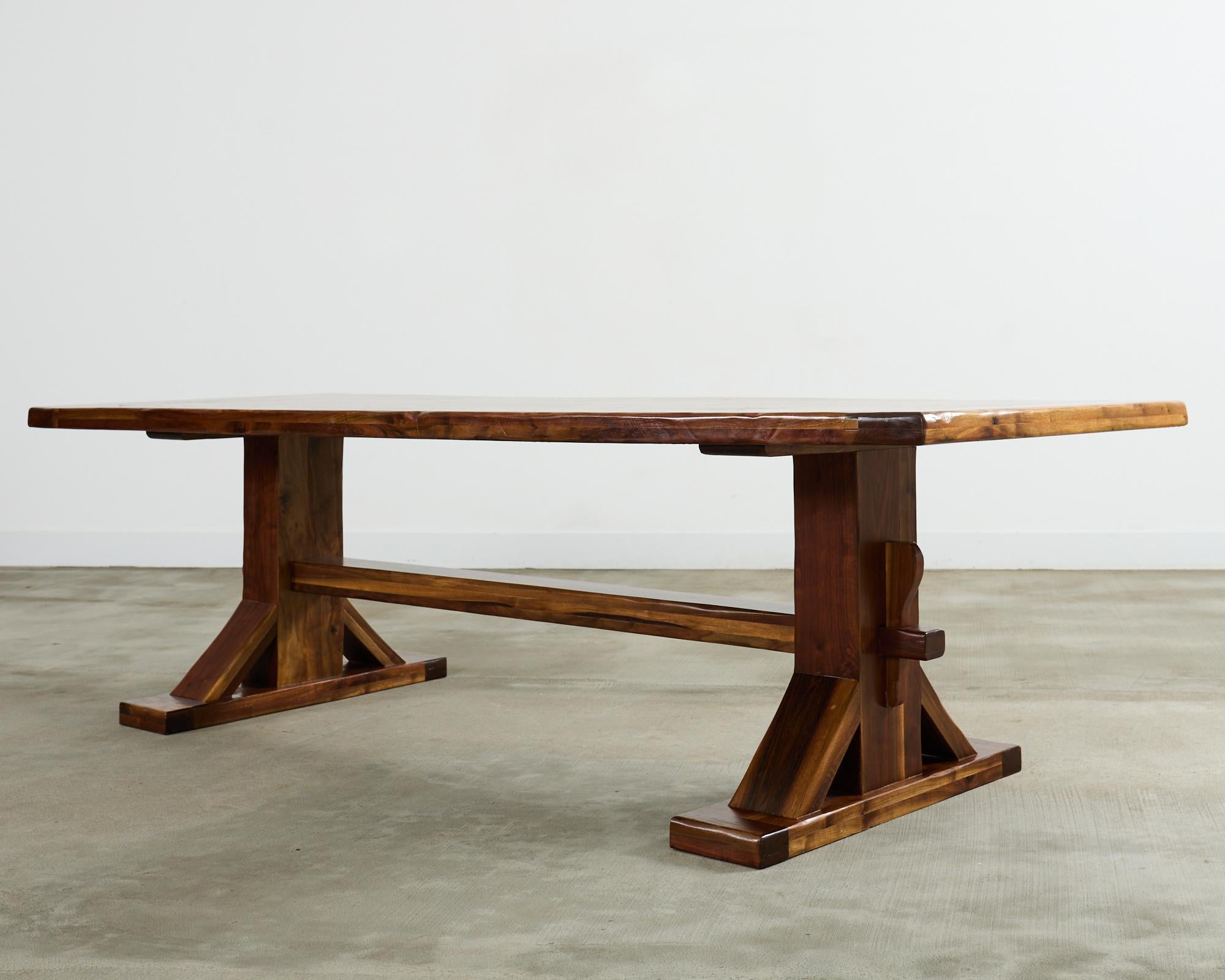 20ième siècle Table de salle à manger à tréteaux en noyer de style Arts and Crafts américain en vente