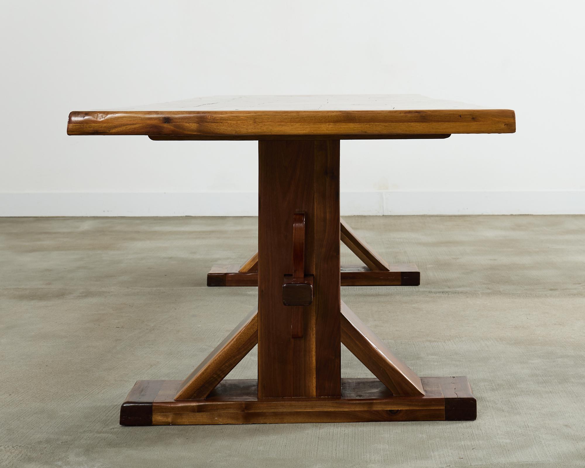 Table de salle à manger à tréteaux en noyer de style Arts and Crafts américain en vente 2