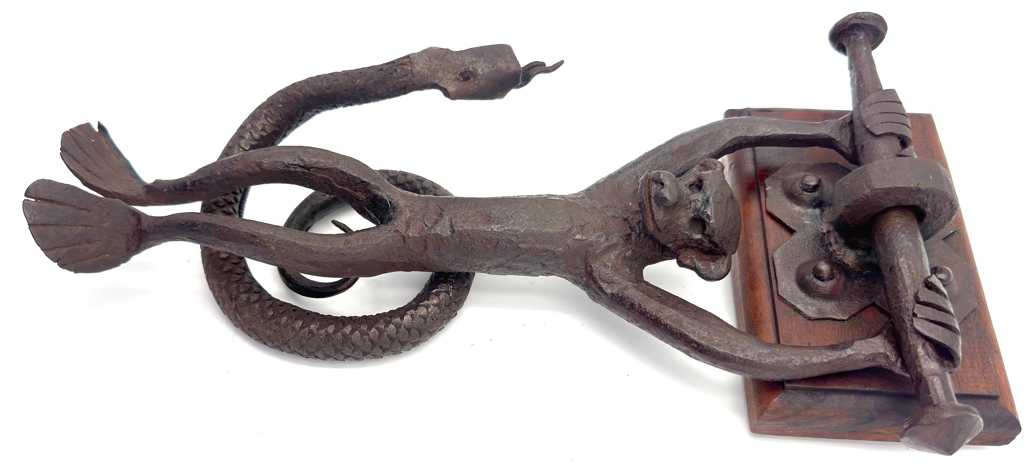 The American Art Works, heurtoir de porte en fer forgé en forme de singe et de serpent en vente 2