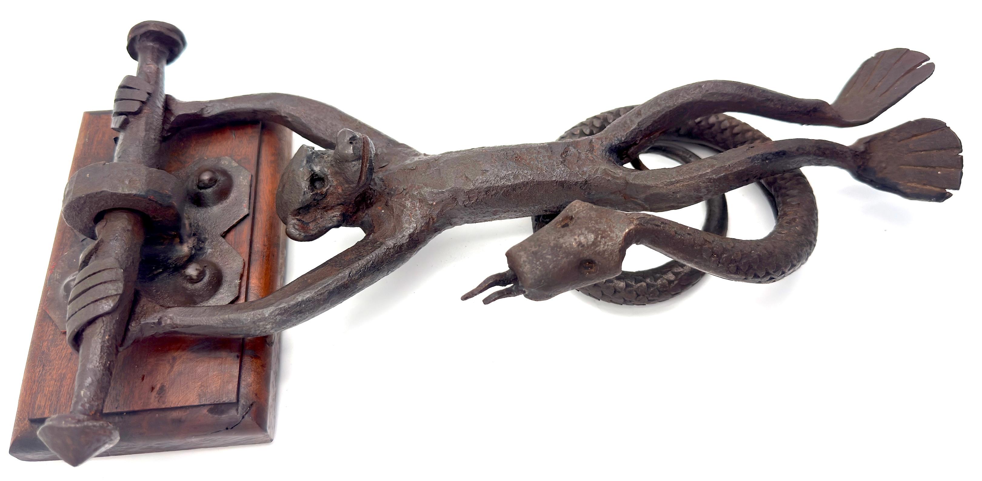 The American Art Works, heurtoir de porte en fer forgé en forme de singe et de serpent en vente 3