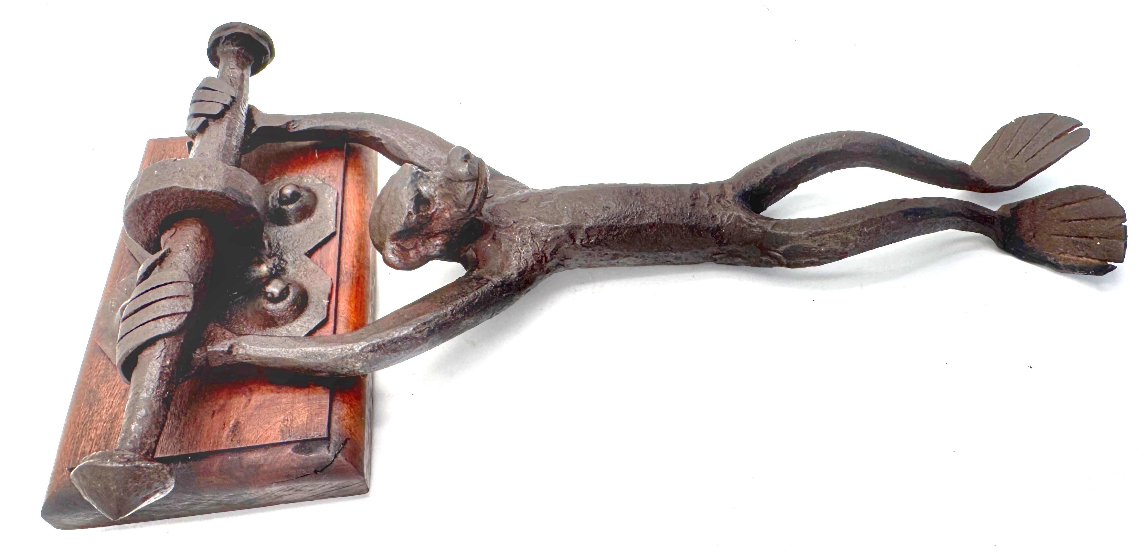 The American Art Works, heurtoir de porte en fer forgé en forme de singe et de serpent en vente 5