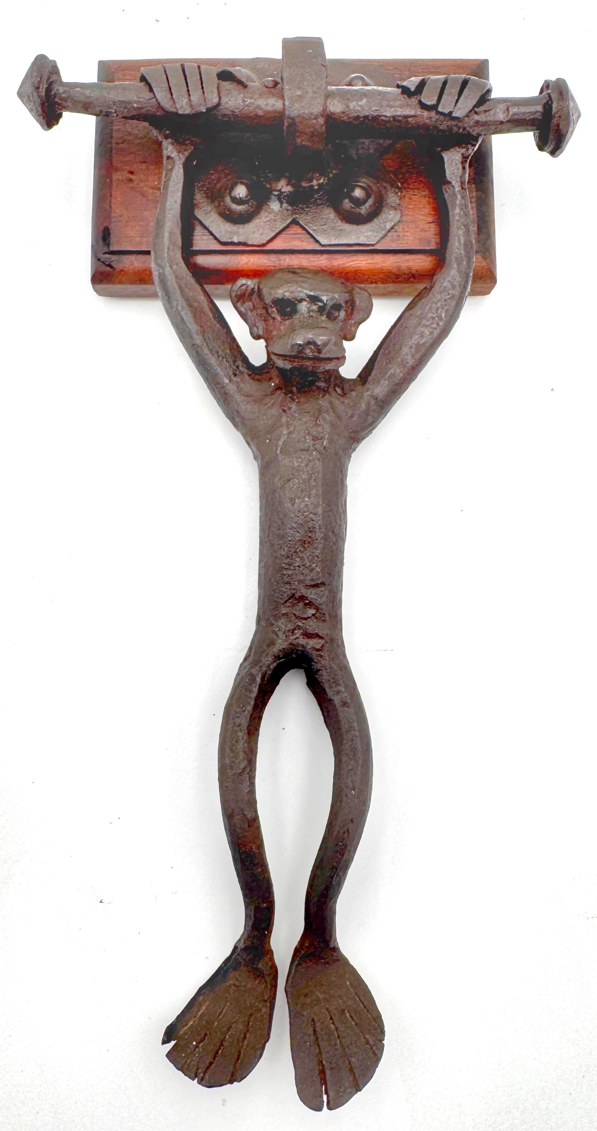 The American Art Works, heurtoir de porte en fer forgé en forme de singe et de serpent en vente 6