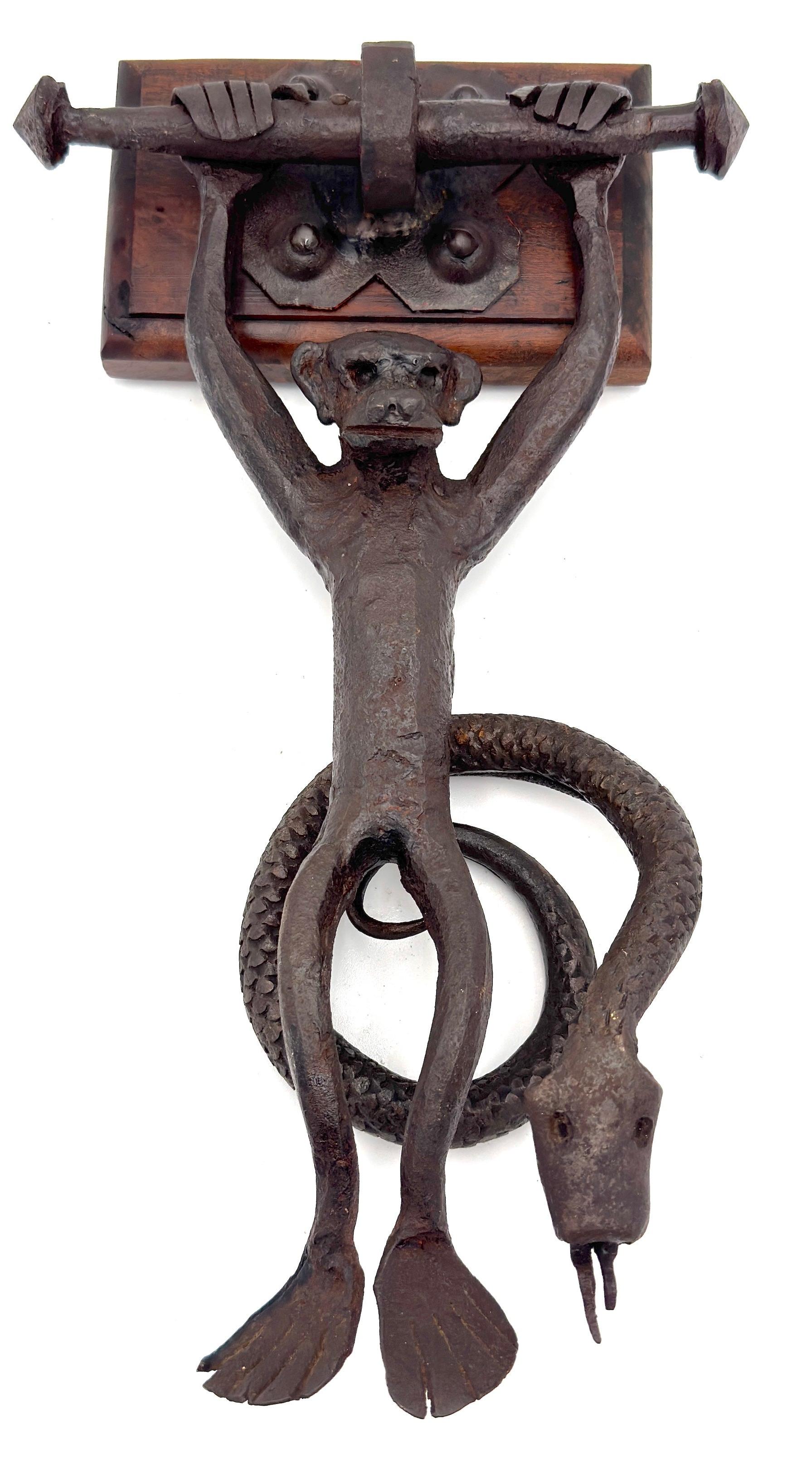 The American Art Works, heurtoir de porte en fer forgé en forme de singe et de serpent

American Arts & Crafts, c. début du 20e siècle
Dimensions : 17.5″ H × 7.5″ W × 3″ D (Singe 13.5″ H ; Serpent 6″ × 5″ × 3″ H)

Ce heurtoir en fer forgé Arts &