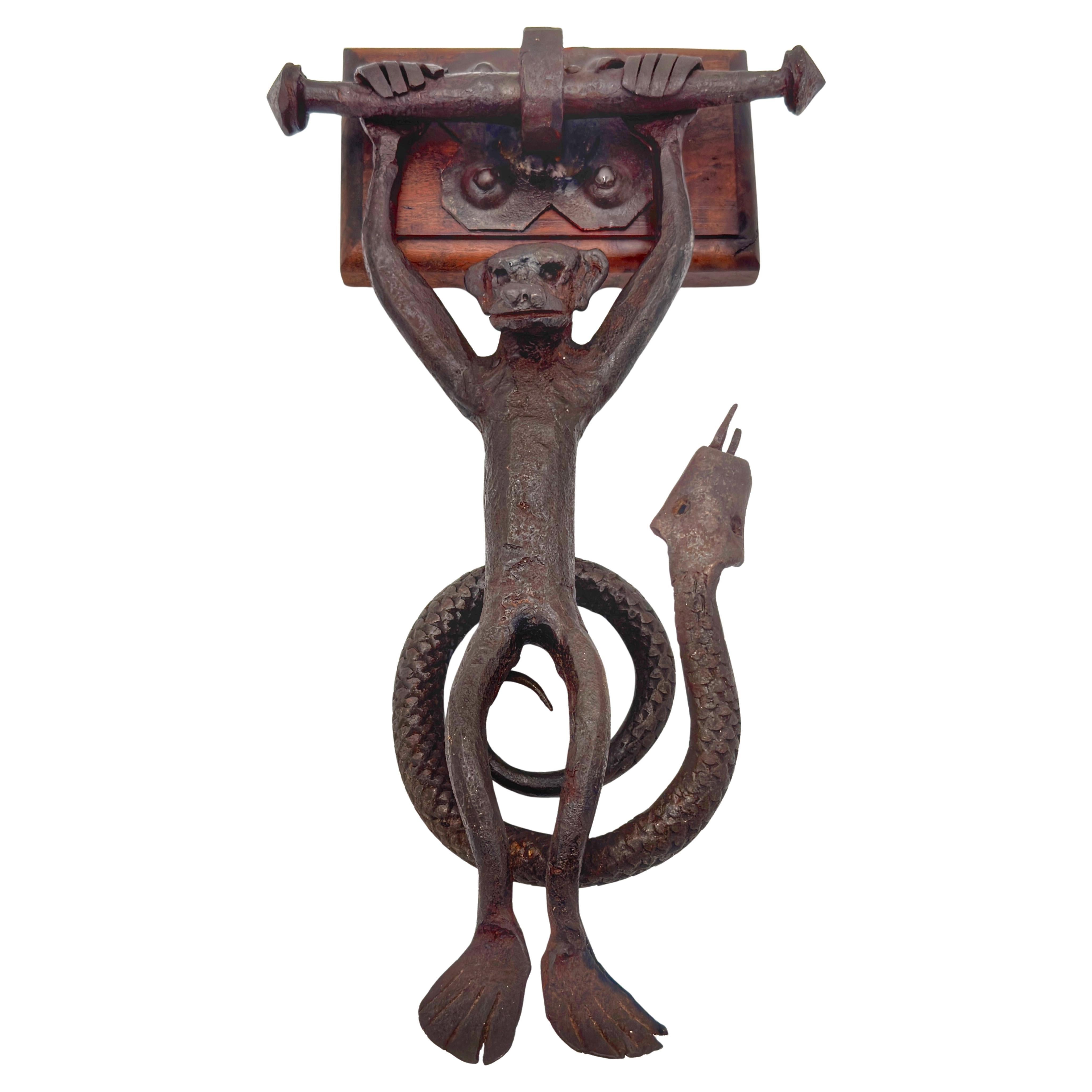 Arts and Crafts The American Art Works, heurtoir de porte en fer forgé en forme de singe et de serpent en vente