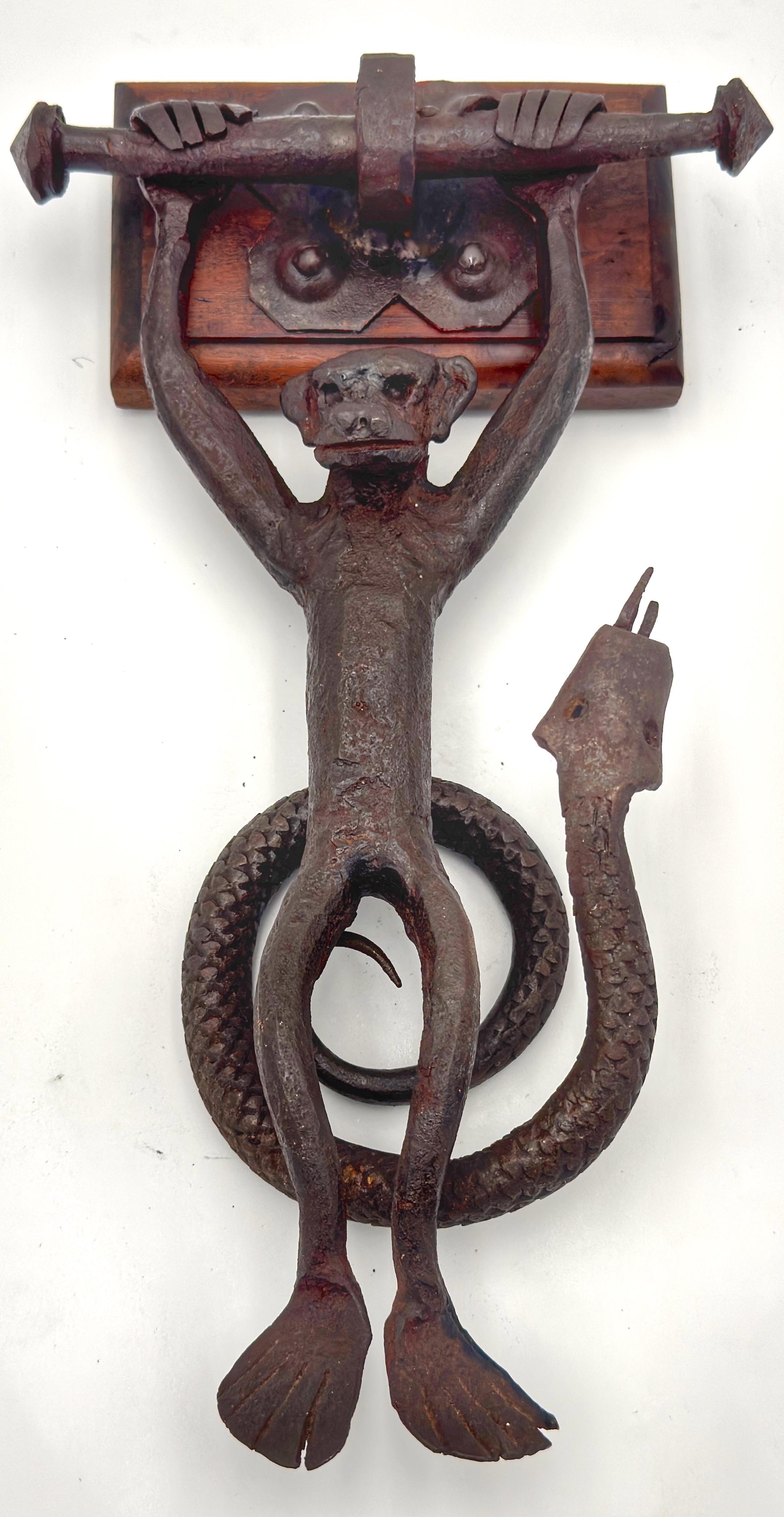 Américain The American Art Works, heurtoir de porte en fer forgé en forme de singe et de serpent en vente