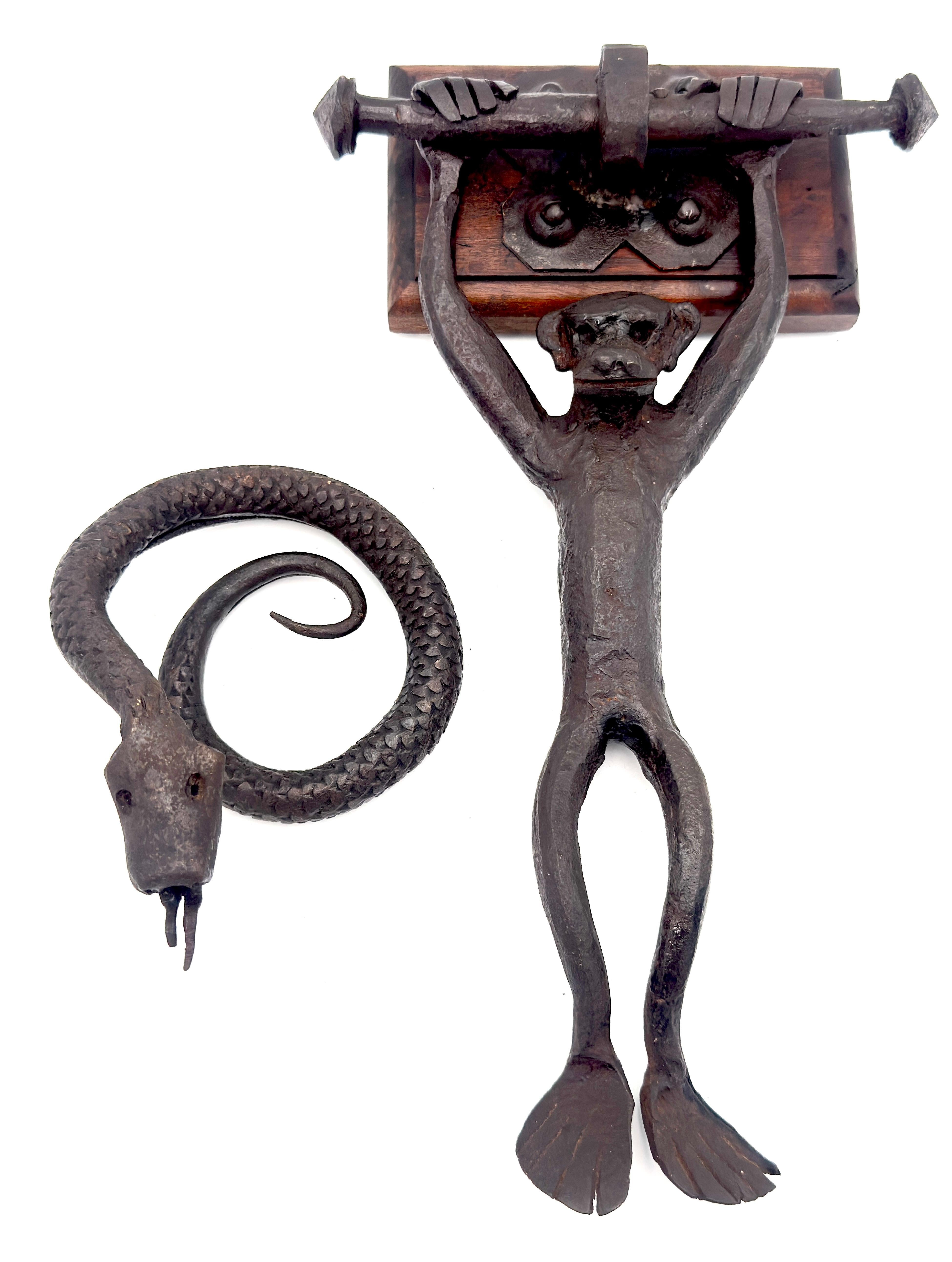 Forgé The American Art Works, heurtoir de porte en fer forgé en forme de singe et de serpent en vente