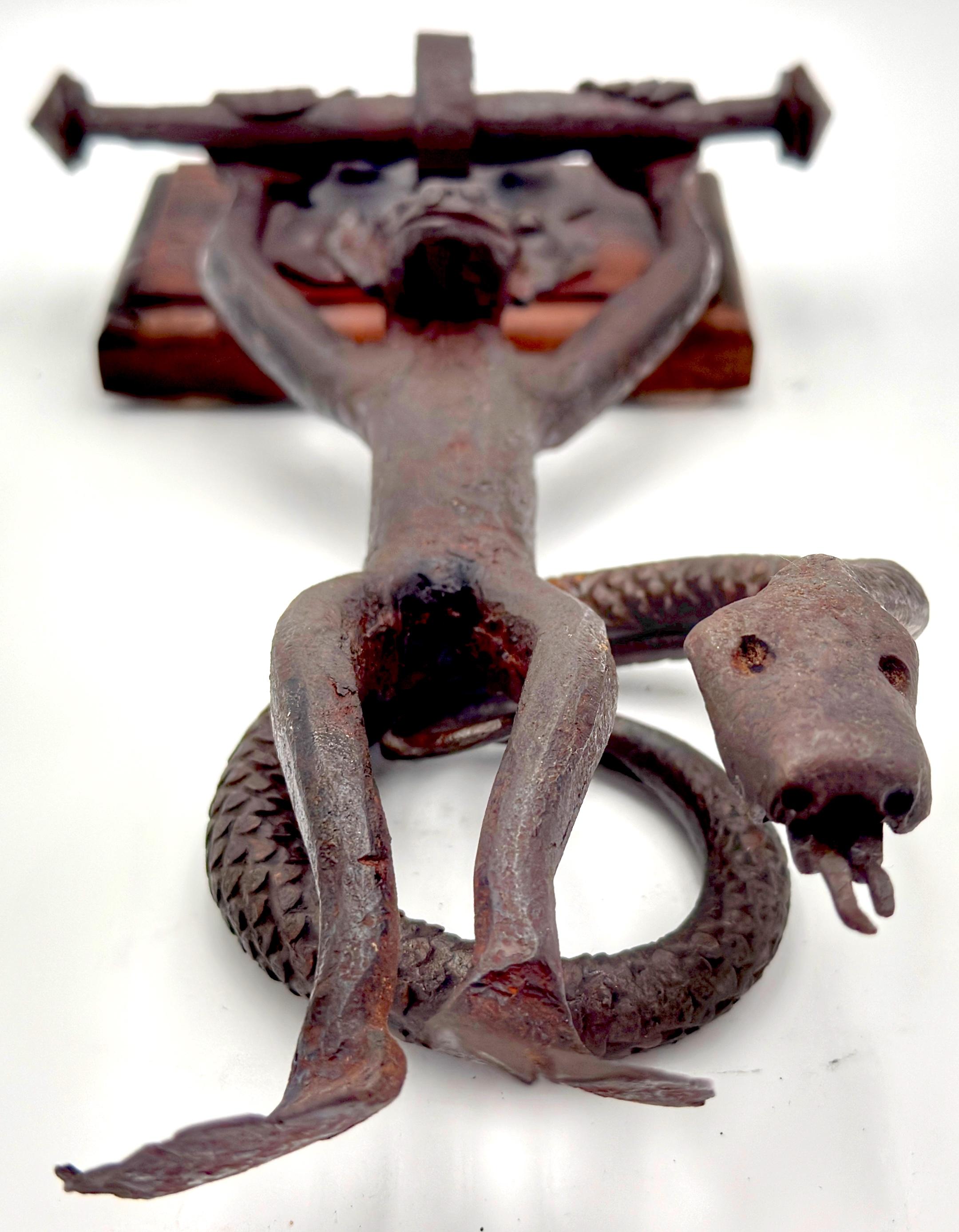 20ième siècle The American Art Works, heurtoir de porte en fer forgé en forme de singe et de serpent en vente