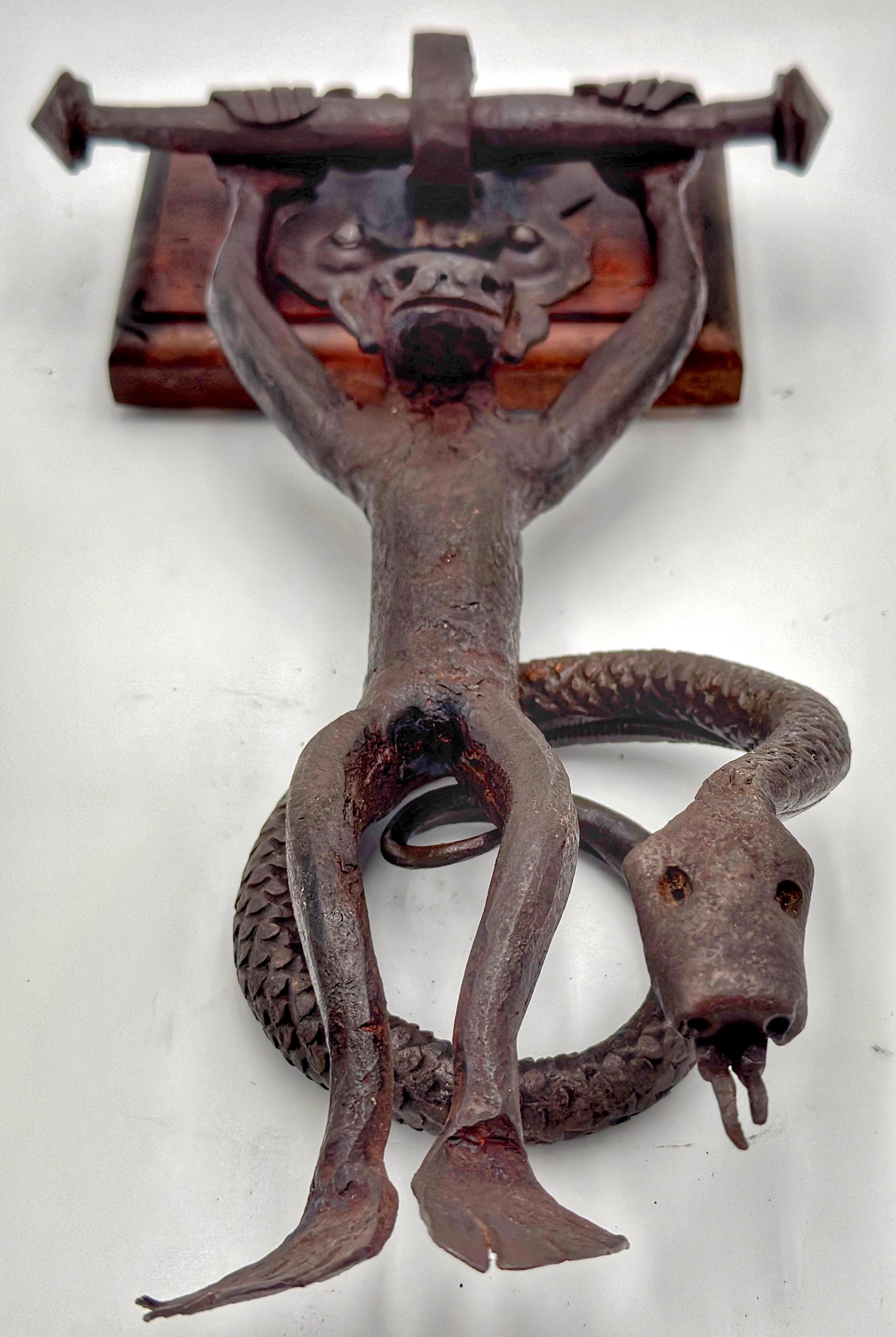 Fer forgé The American Art Works, heurtoir de porte en fer forgé en forme de singe et de serpent en vente