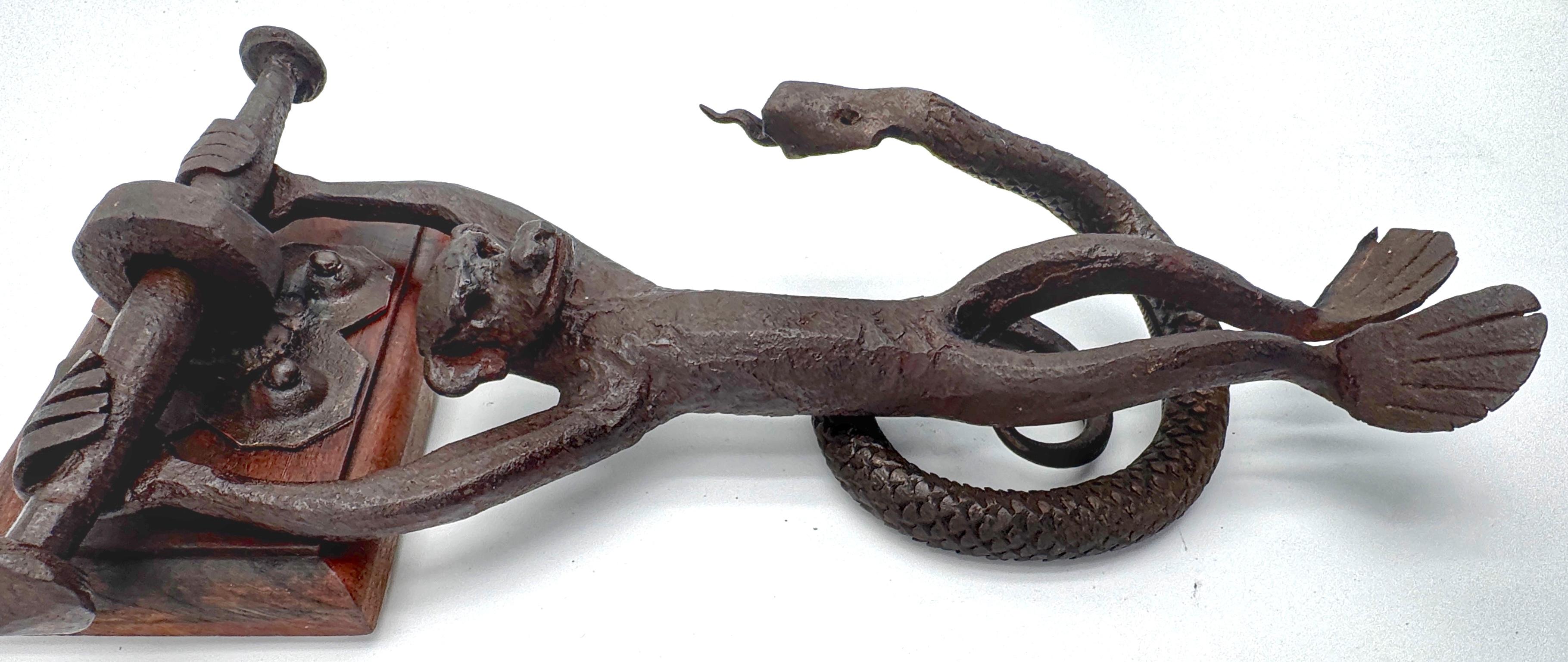 The American Art Works, heurtoir de porte en fer forgé en forme de singe et de serpent en vente 1