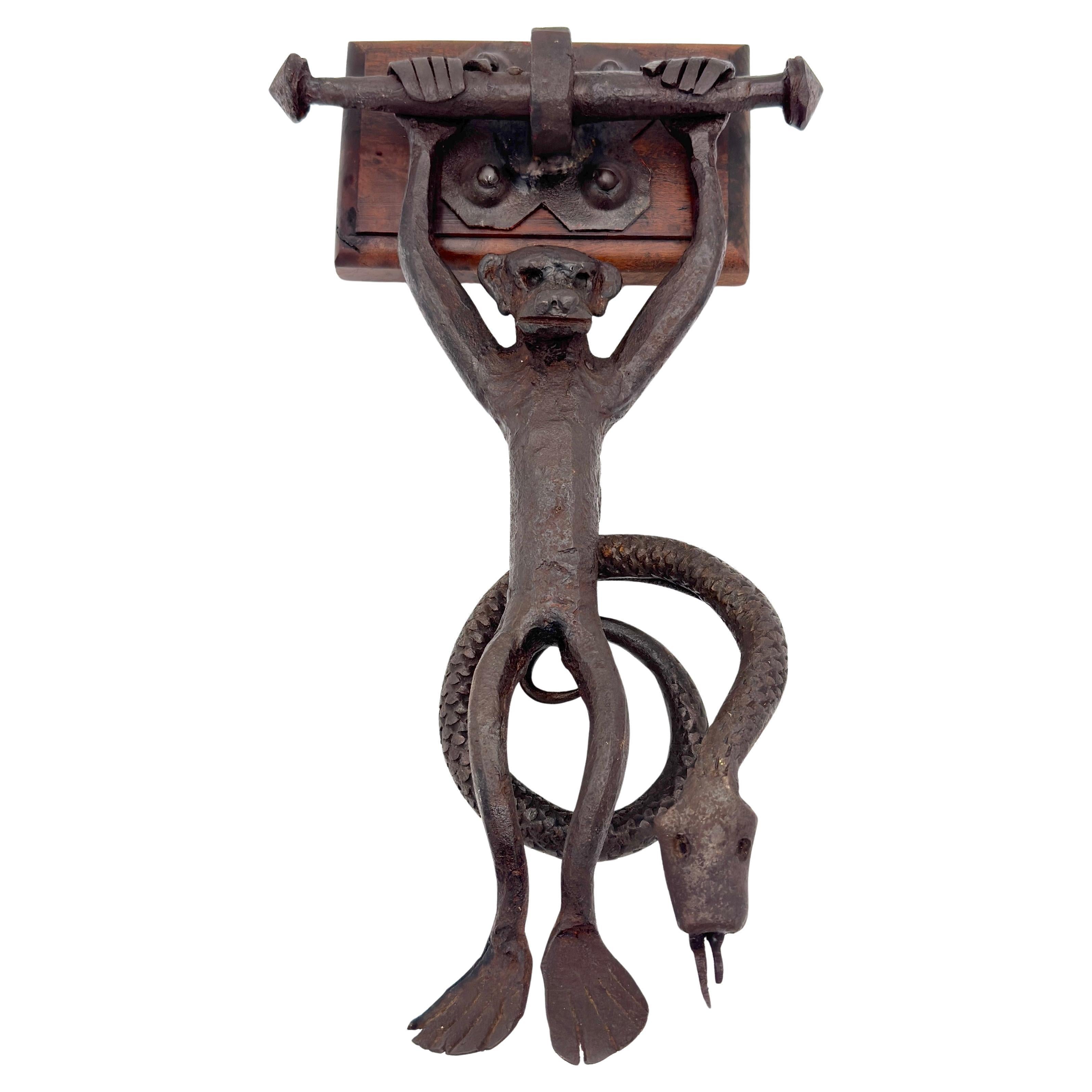 The American Art Works, heurtoir de porte en fer forgé en forme de singe et de serpent en vente