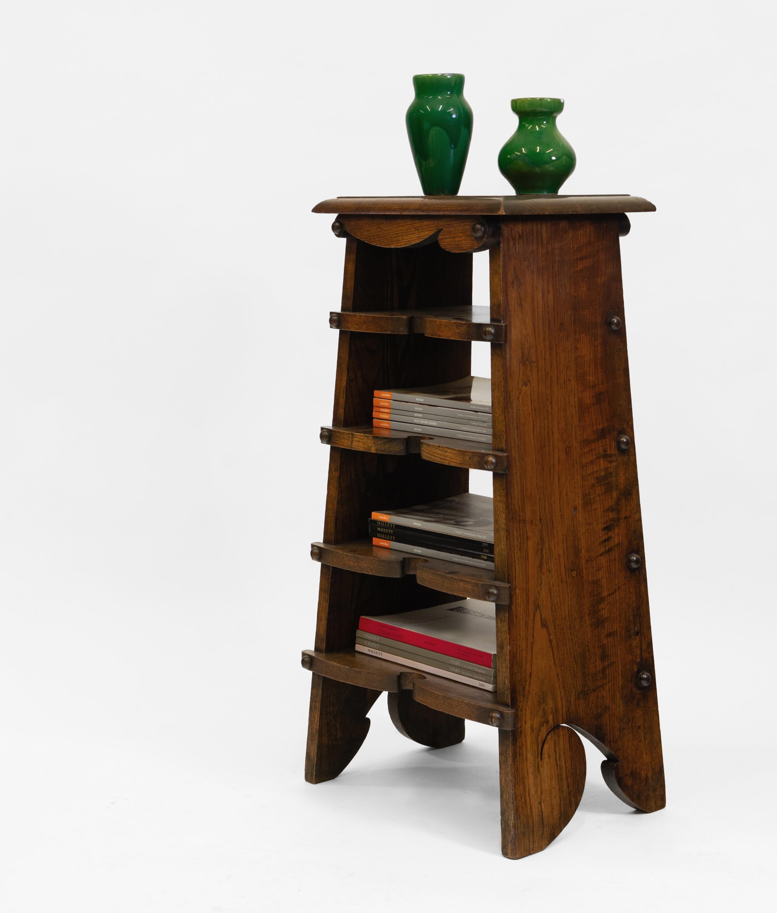 Insoliti scaffali portacarte in quercia americani Arts & Crafts alla maniera di Charles Rohlfs. Circa 1900.

Realizzati in rovere massiccio, i ripiani presentano un fregio dal design sinuoso su ciascun lato. Le estremità degli scaffali sono dotate