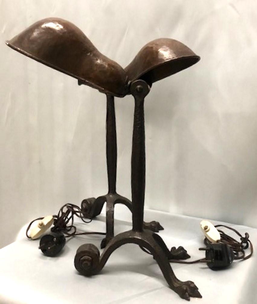 Arts and Crafts Paire de lampes en bronze patiné de style Arts & Crafts américain, vers 1910 en vente