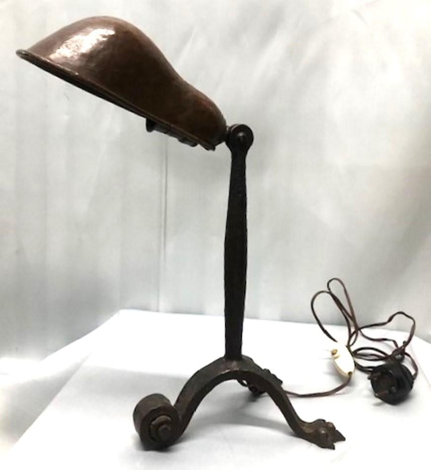 Début du 20ème siècle Paire de lampes en bronze patiné de style Arts & Crafts américain, vers 1910 en vente
