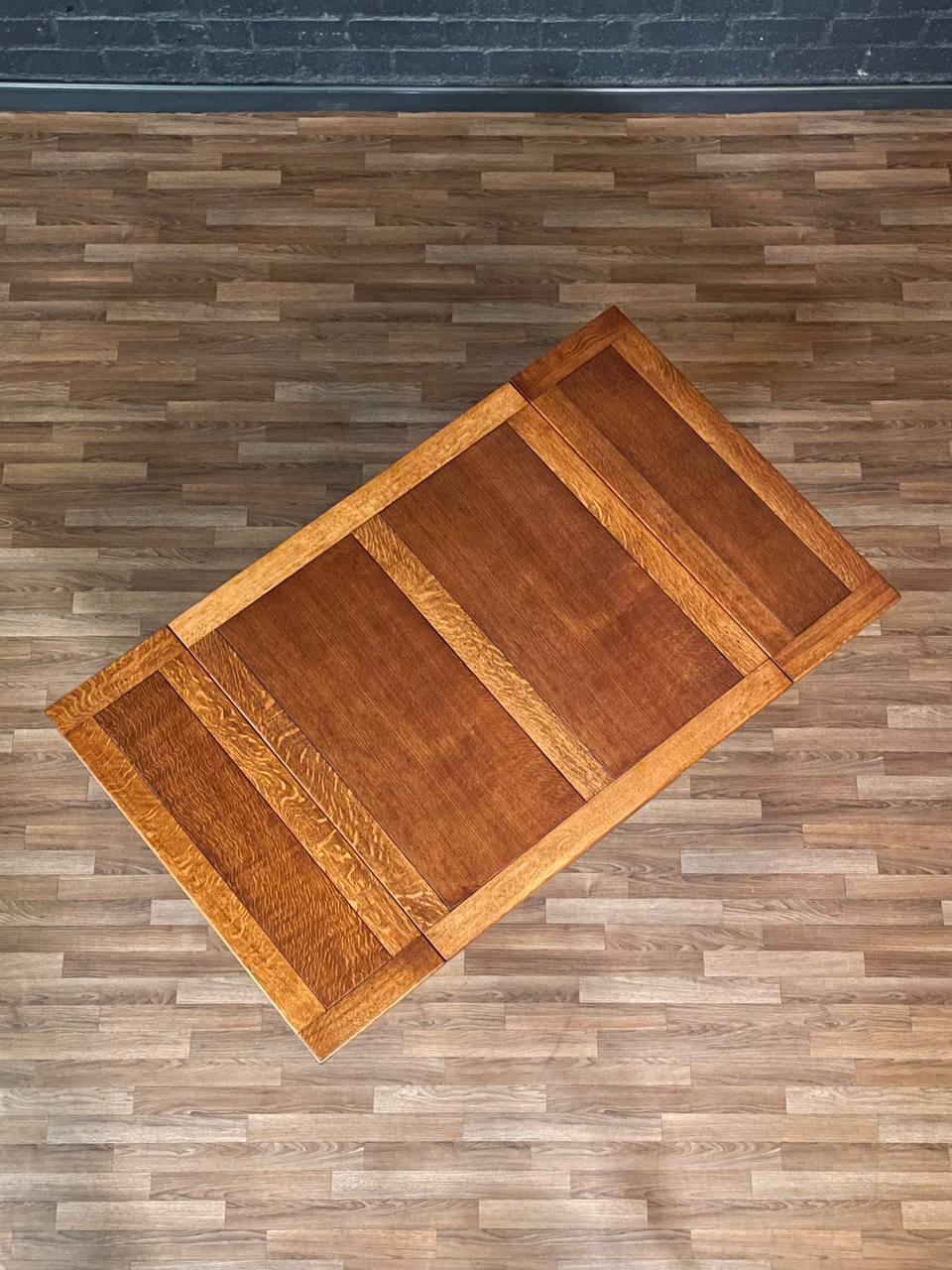 Table de salle à manger en chêne tigré Arts & Crafts américains Bon état - En vente à Los Angeles, CA