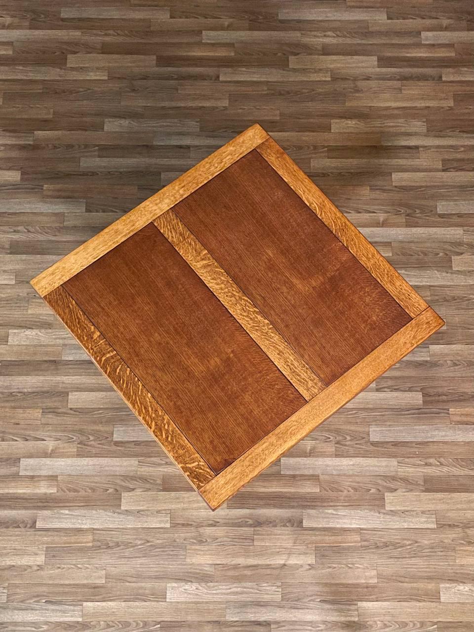 Début du 20ème siècle Table de salle à manger en chêne tigré Arts & Crafts américains en vente