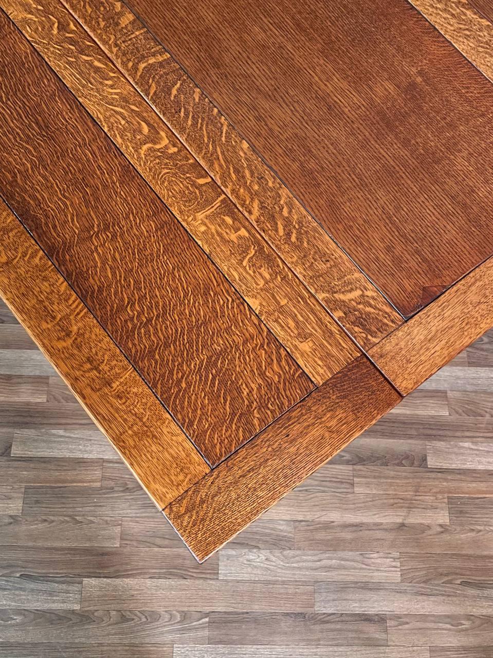 Table de salle à manger en chêne tigré Arts & Crafts américains en vente 1