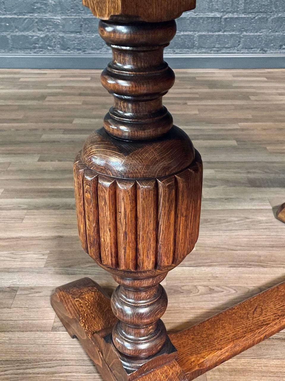 Table de salle à manger en chêne tigré Arts & Crafts américains en vente 2