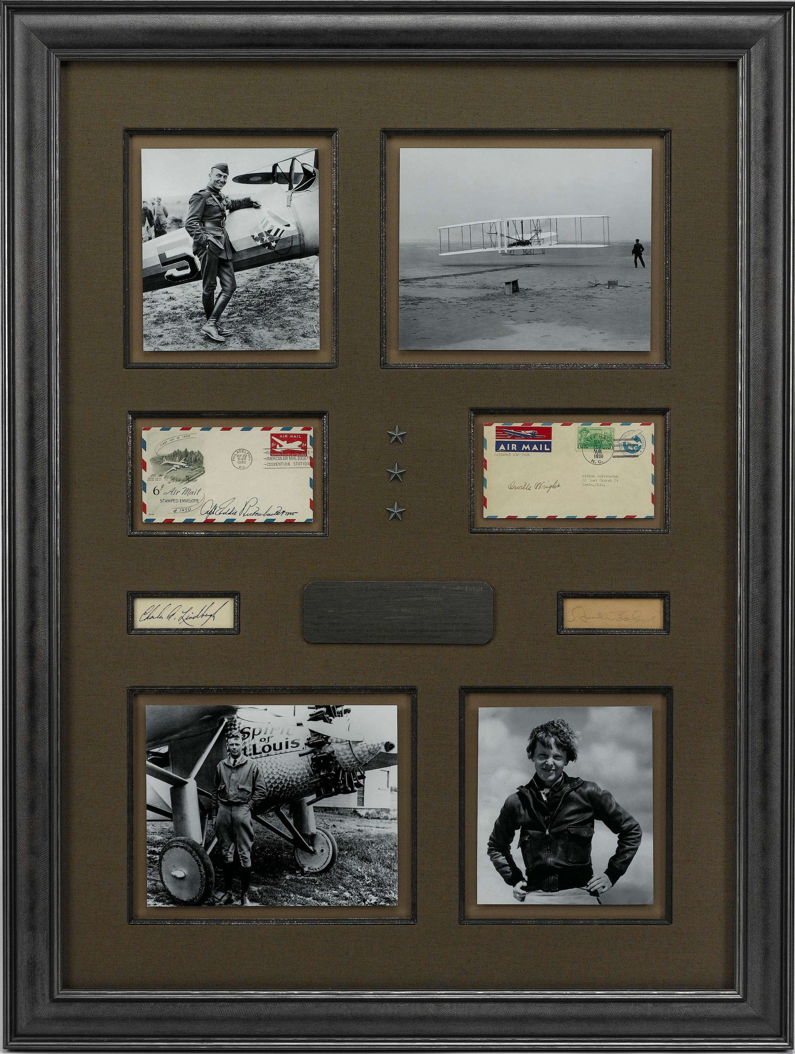 Diese Luftfahrt-Signatur-Collage würdigt vier große amerikanische Flugpioniere - Orville Wright, Eddie Rickenbacker, Charles Lindbergh und Amelia Earhart. Orville Wright erfand zusammen mit seinem Bruder Wilber das Flugzeug und war der Pilot des