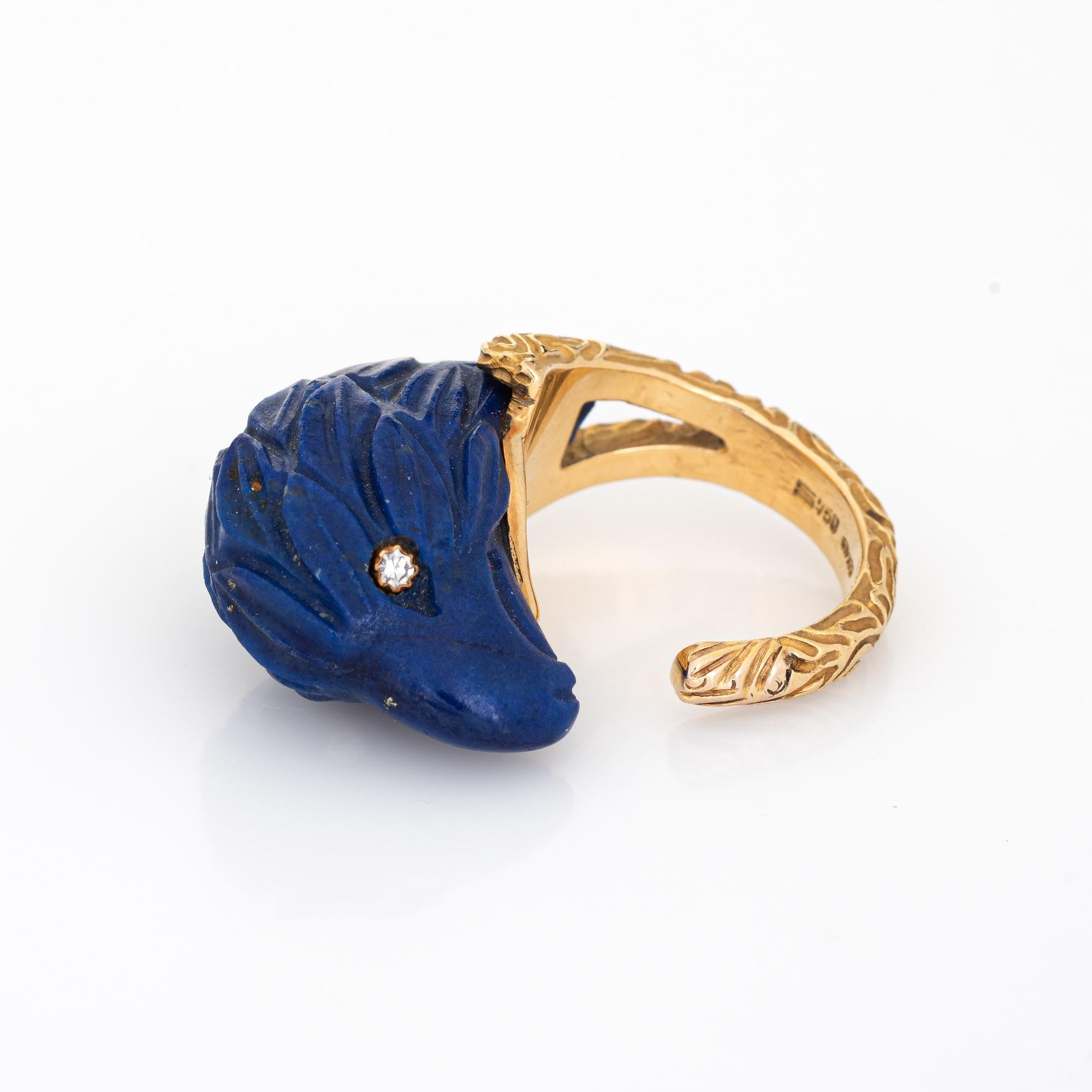 Élégante bague vintage en or jaune 18 carats (circa 1960-1970) représentant un pygargue à tête blanche américain. 

Le lapis-lazuli mesure 24 mm x 12 mm (en très bon état et sans fissure ni éclat). Deux diamants totalisent un poids estimé à 0,02