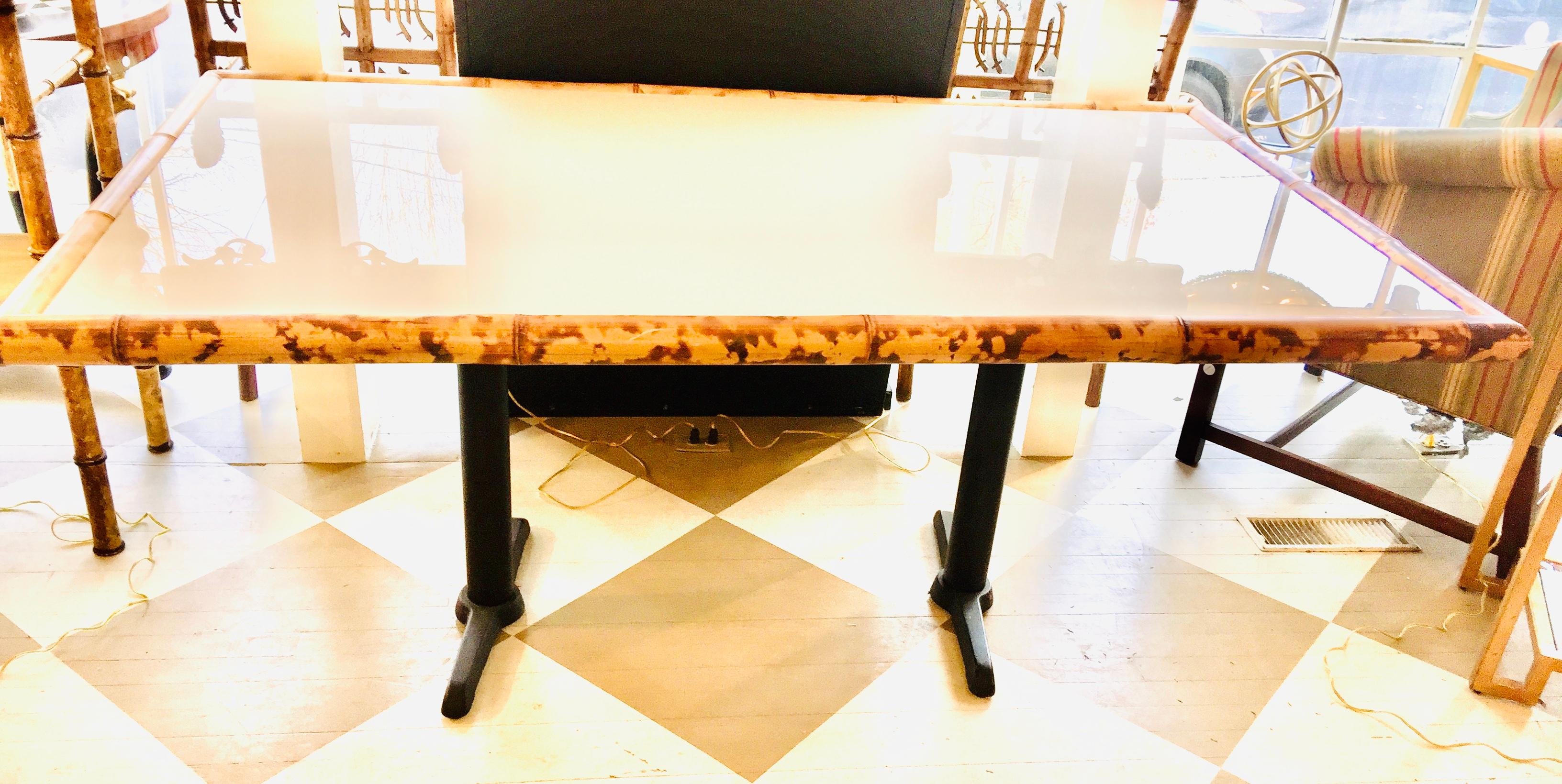 Nord-américain Table de salle à manger américaine en bambou et bois sur base métallique en vente