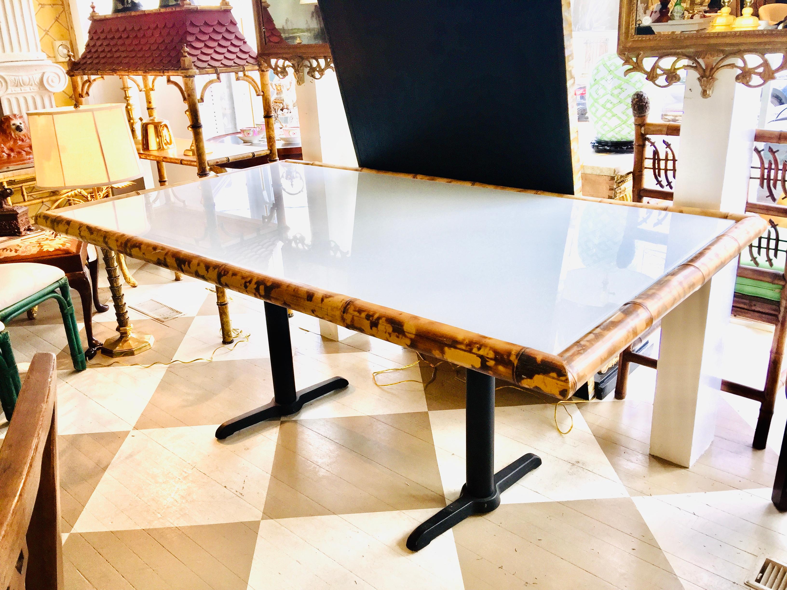 Autre Table de salle à manger américaine en bambou et bois sur base métallique en vente