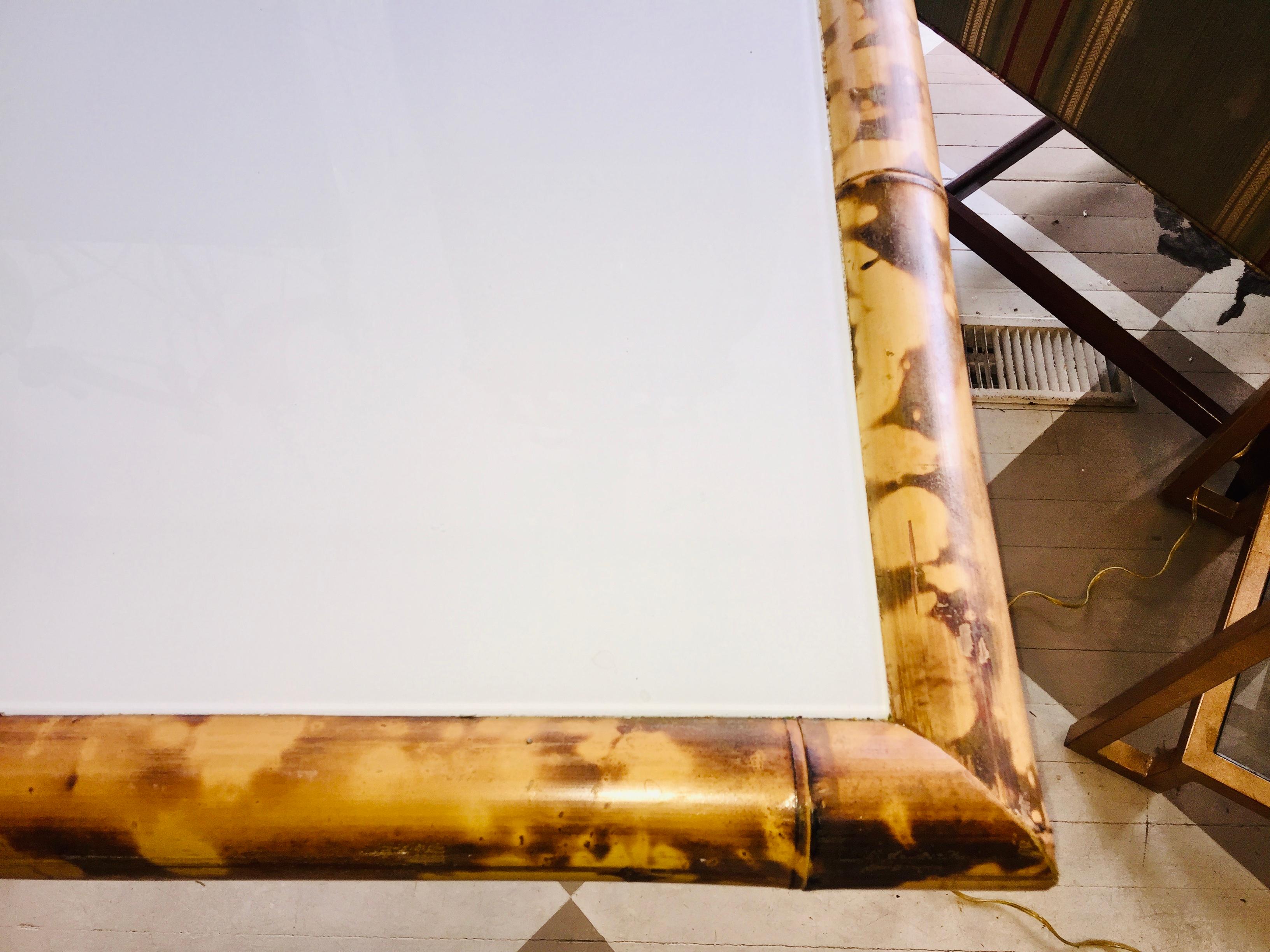 Amerikanischer Esstisch aus Bambus und Holz auf Metallgestell im Angebot 1