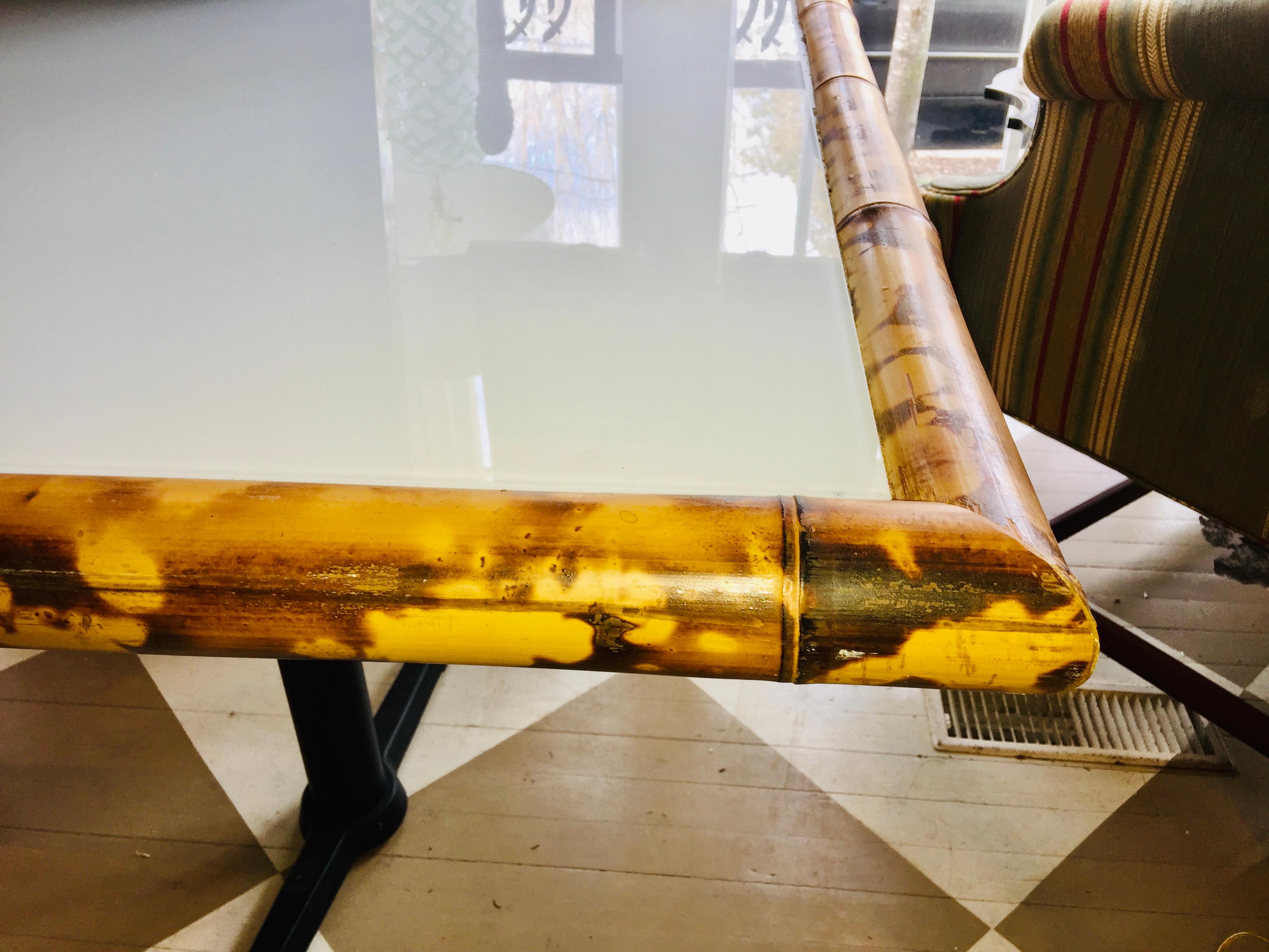 Table de salle à manger américaine en bambou et bois sur base métallique en vente 2