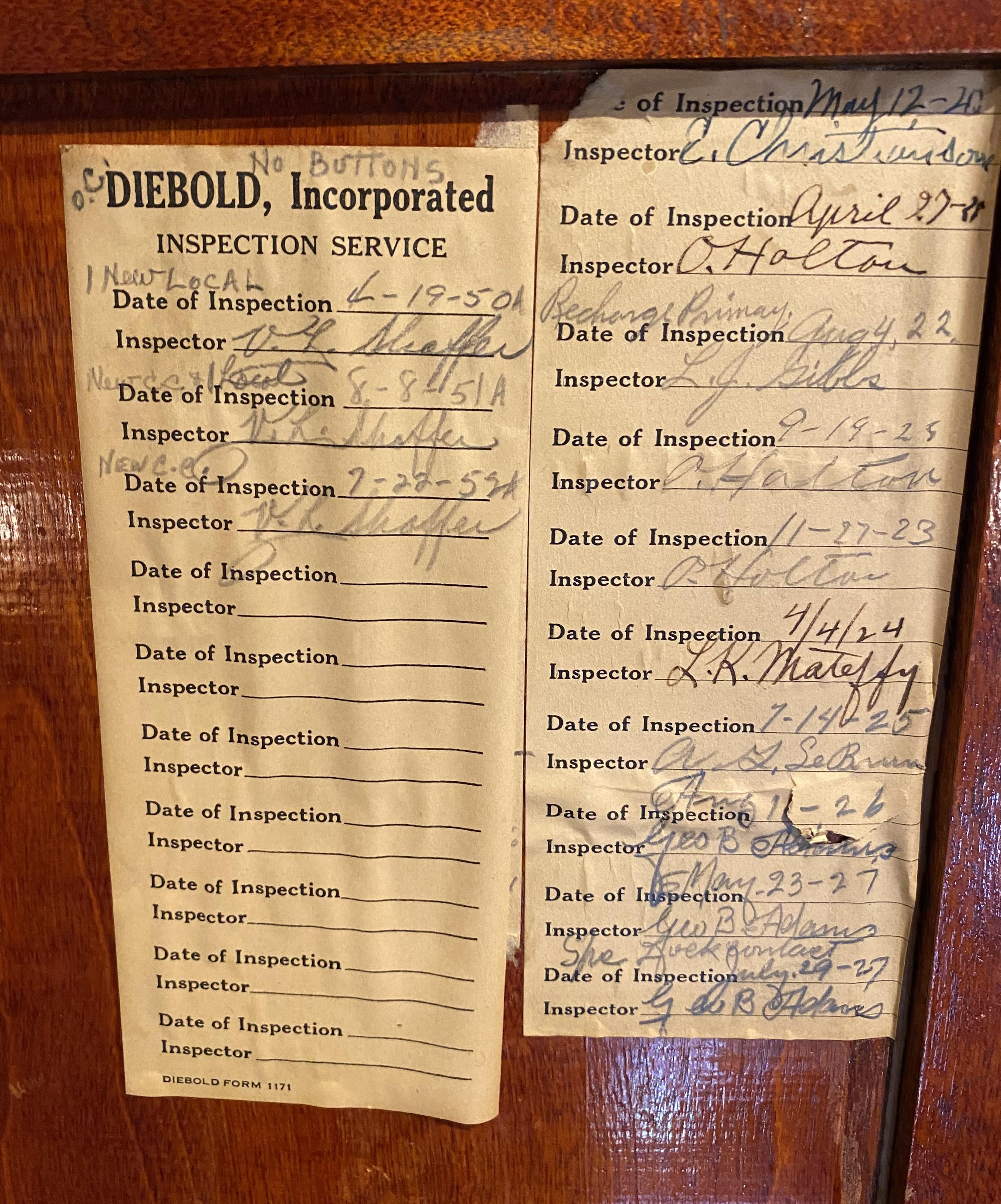 Centralino del sistema di allarme dell'American Bank Protection Company in una cassa di betulla, 1920 ca. in vendita 6