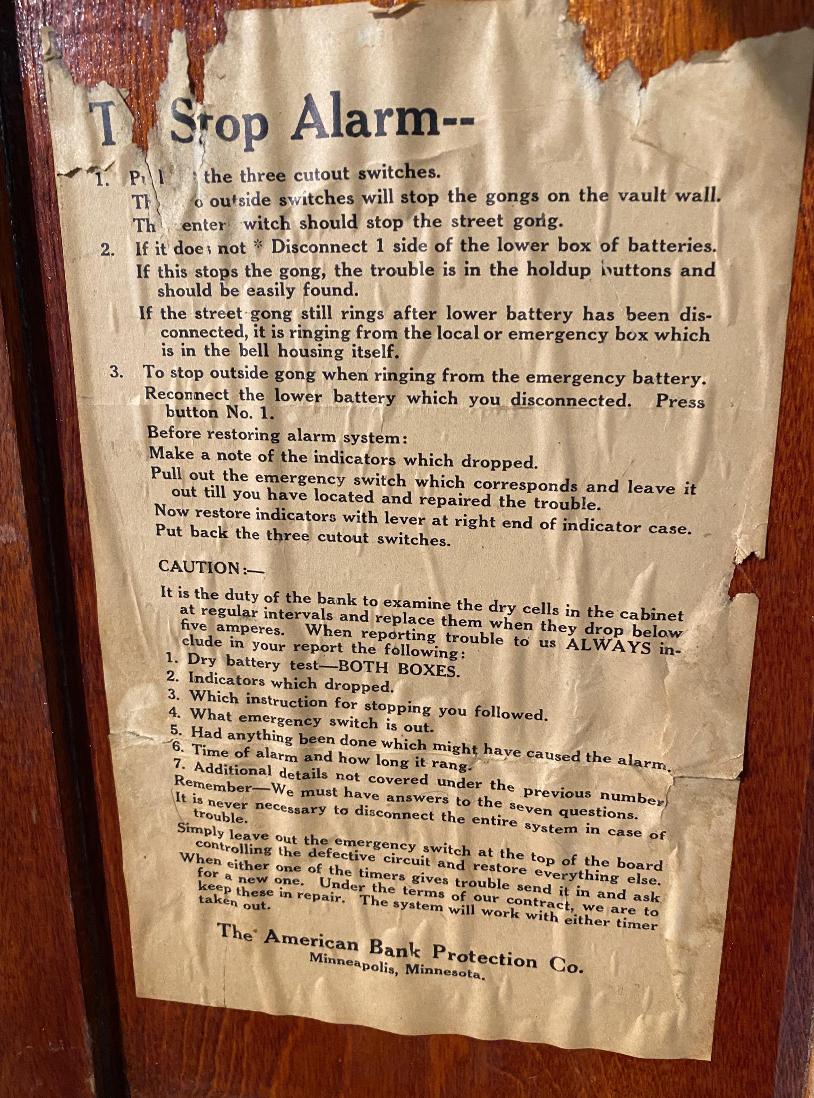 Centralino del sistema di allarme dell'American Bank Protection Company in una cassa di betulla, 1920 ca. in vendita 7