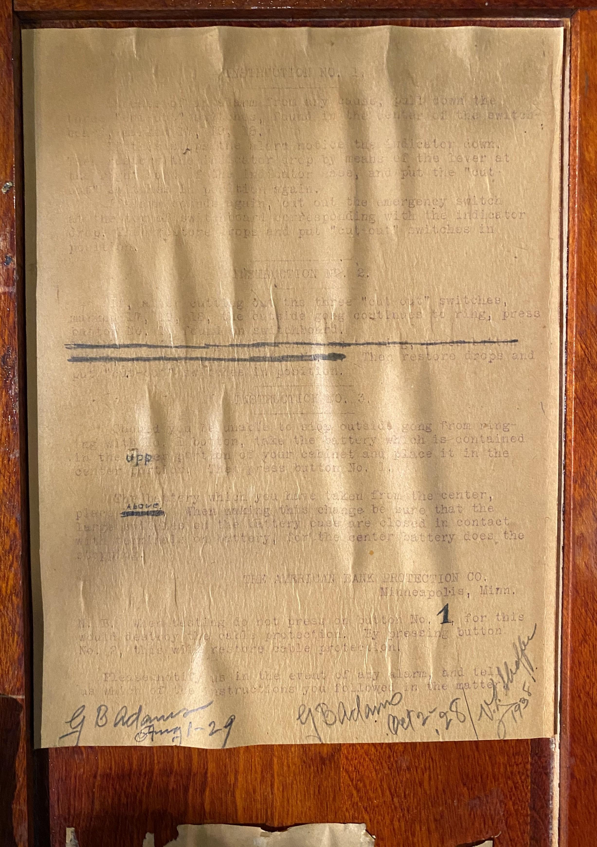 Centralino del sistema di allarme dell'American Bank Protection Company in una cassa di betulla, 1920 ca. in vendita 8