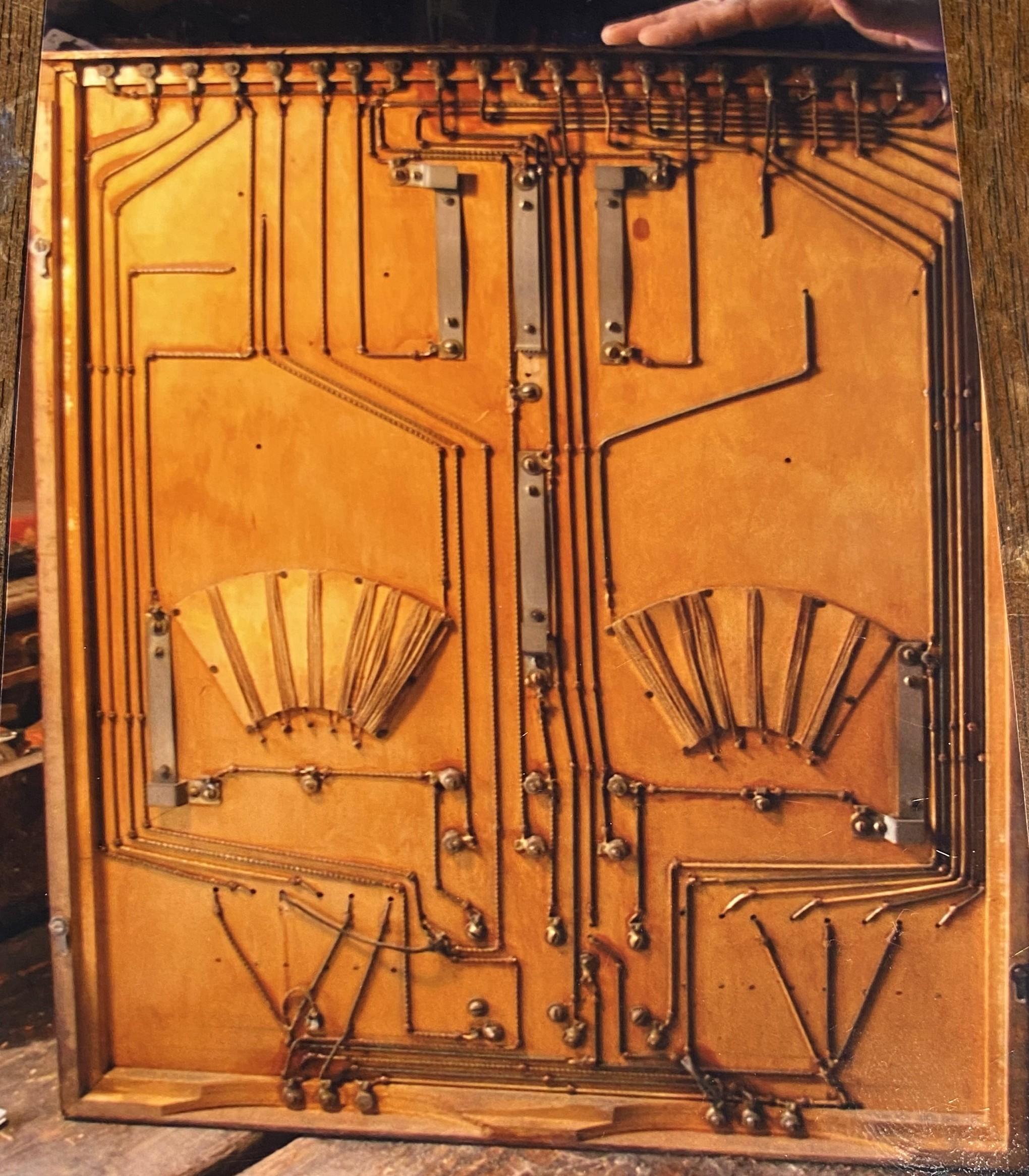 Centralino del sistema di allarme dell'American Bank Protection Company in una cassa di betulla, 1920 ca. in vendita 9