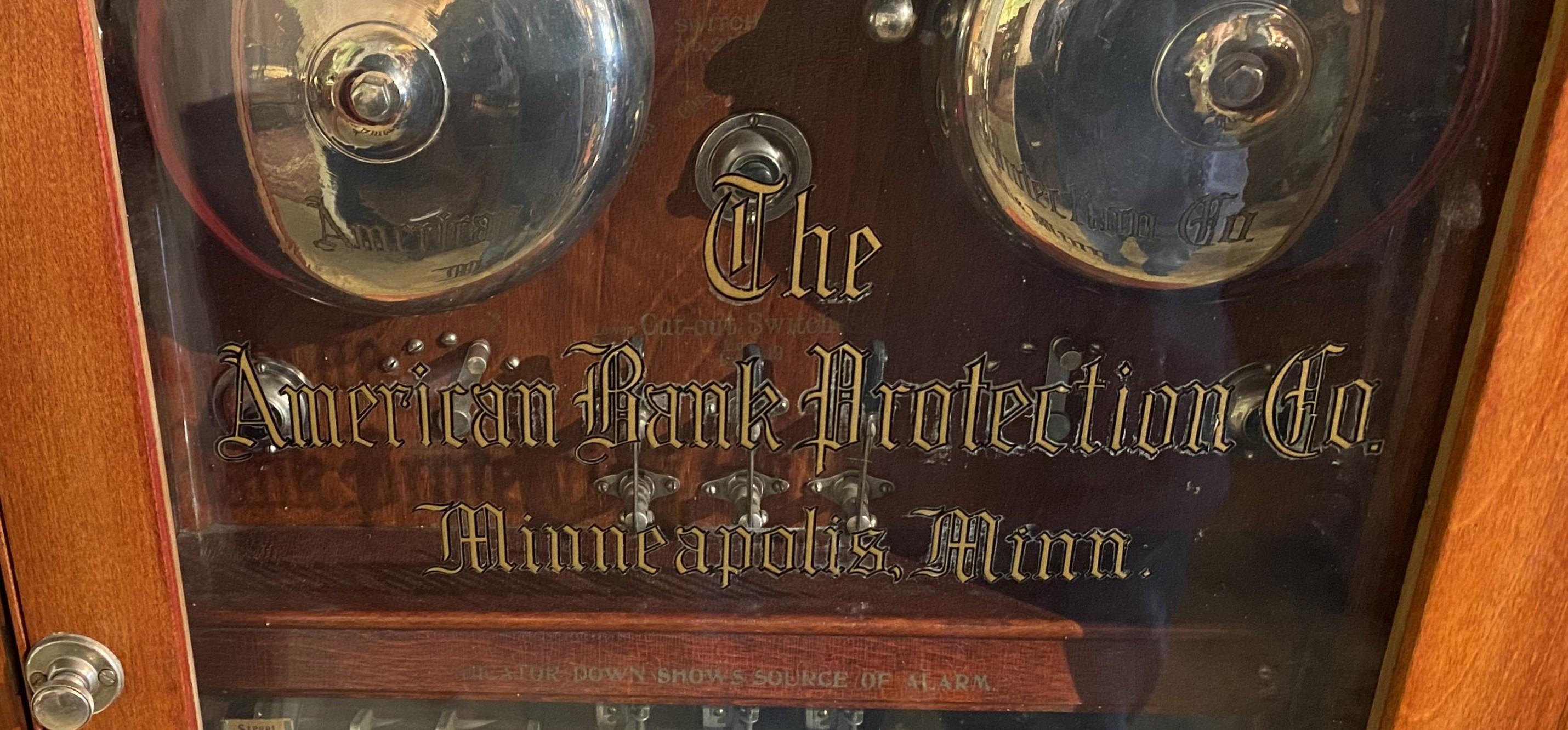 Un bell'esempio di centralino a doppio allarme in cassa di betulla del 1920 circa, prodotto dalla American Bank Protection Company di Philadelphia, PA. Questo sistema di allarme utilizzava una coppia di timer che fornivano ridondanza in caso di
