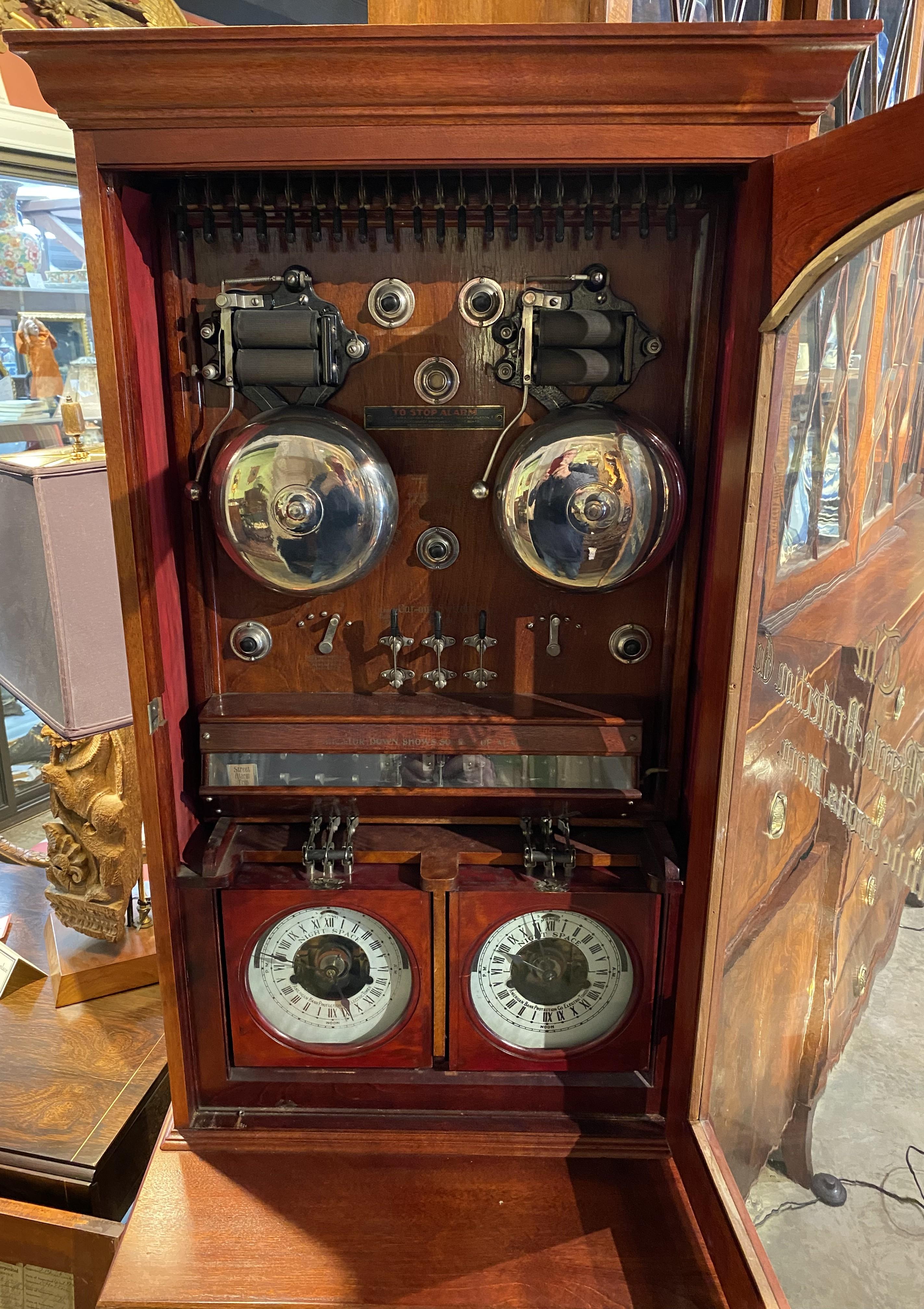 Metallo Centralino del sistema di allarme dell'American Bank Protection Company in una cassa di betulla, 1920 ca. in vendita