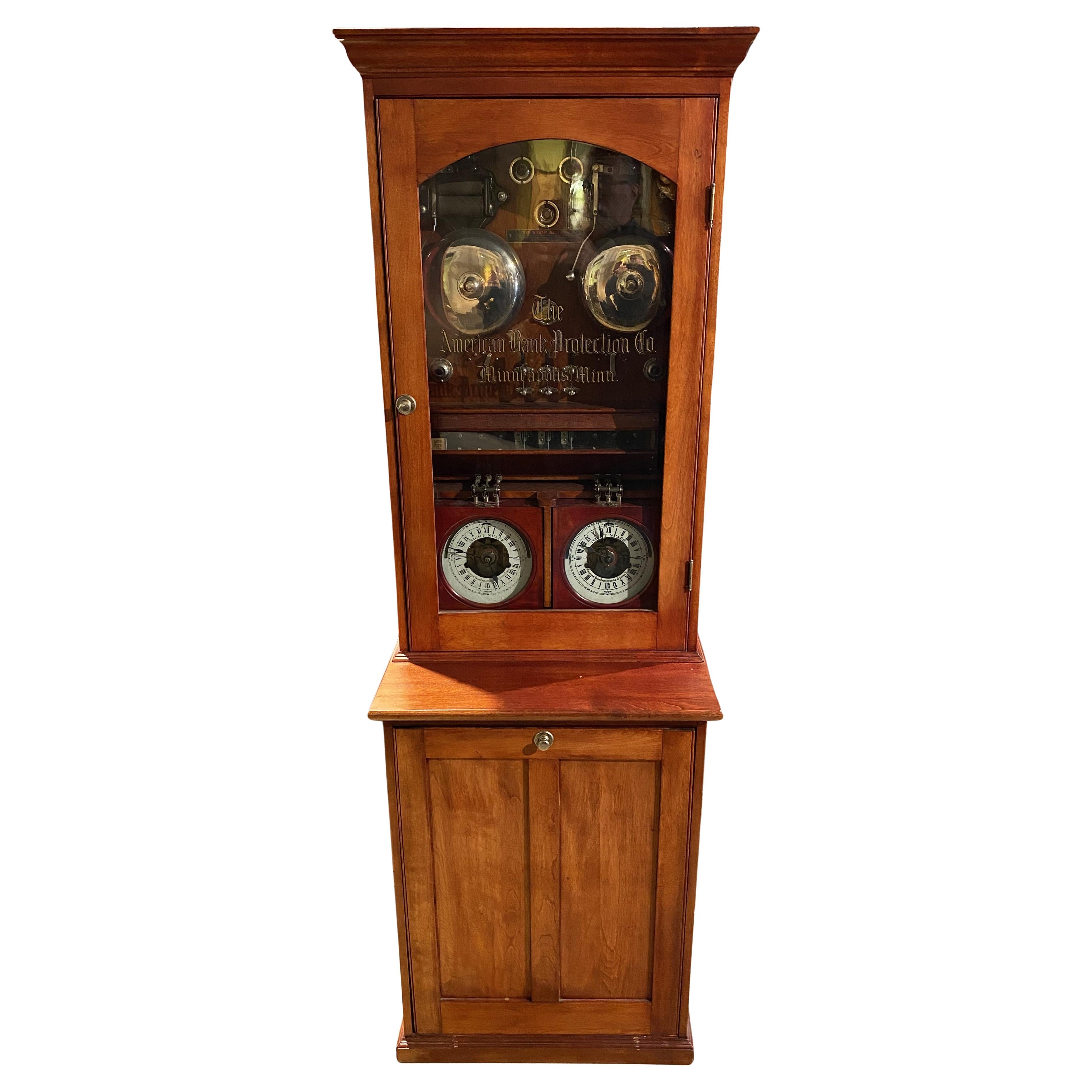 Amerikanische Bank Protection Company Alarm System Switchboard aus Birkengehäuse, um 1920
