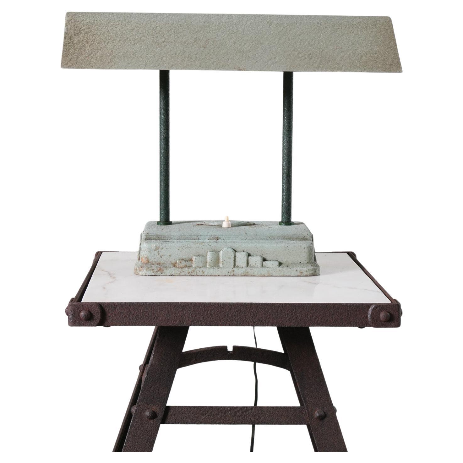 Mesa auxiliar de hierro forjado y mármol de Portoro a la manera de Edgar Brandt (1880-1960).

La decoración de hierro forjado es redonda y tiene una magnífica pátina uniforme, excelente estado intacto.

El mejor trabajo de hierro forjado con uno de