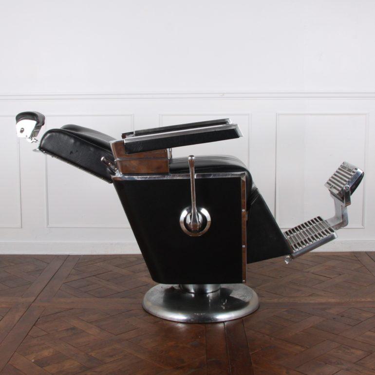 American Barber’s Chair In Good Condition In Vancouver, British Columbia