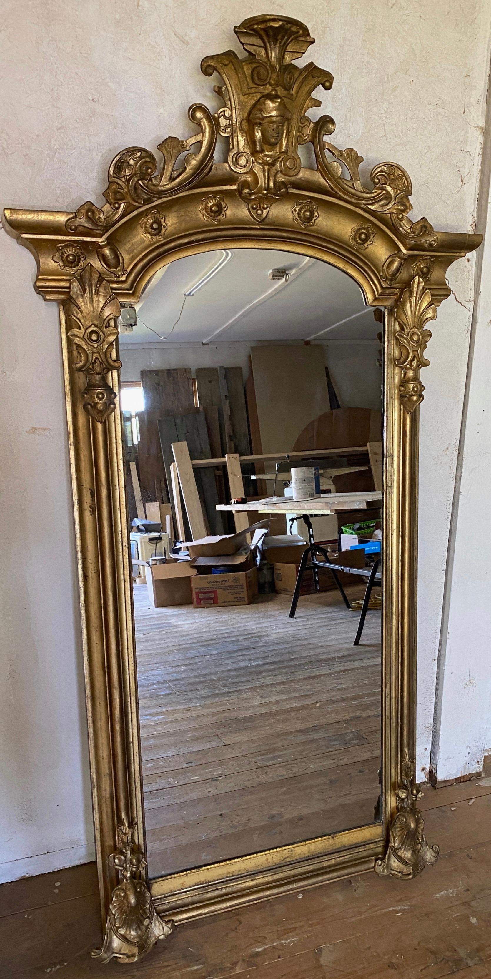 Rare grand miroir de style baroque américain en bois doré et composition, avec une crête flamboyante surmontant le cadre décoré de manière élaborée.  Ce miroir fera sensation dans n'importe quel espace, qu'il s'agisse d'un hall d'entrée ou d'un