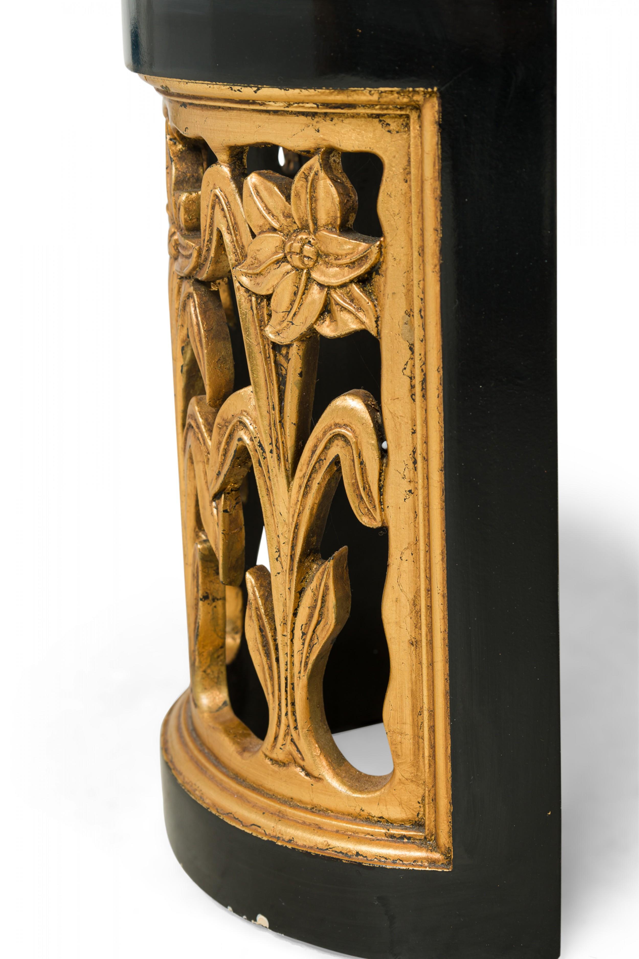 Sculpté Table basse/table basse en laque noire américaine à motifs floraux dorés, attribuée à Jame en vente