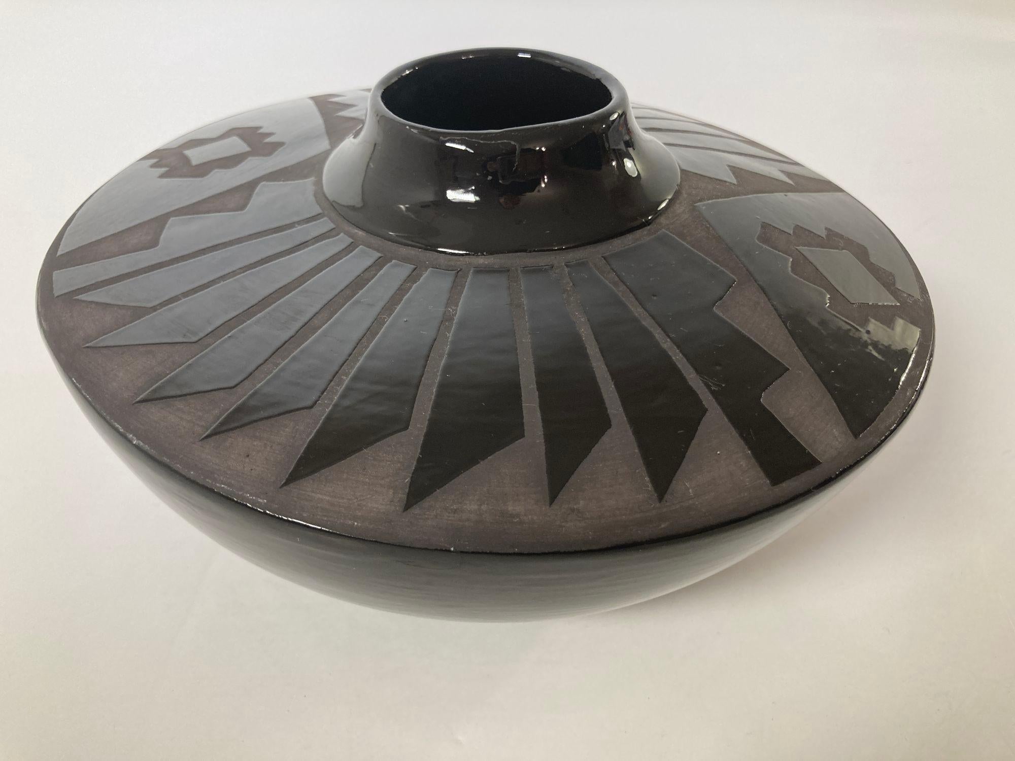 Amerikanische Vase aus schwarzem Geschirrgefäß im Mata Ortiz-Stil (Indigene Kunst (Nord-/Südamerika)) im Angebot